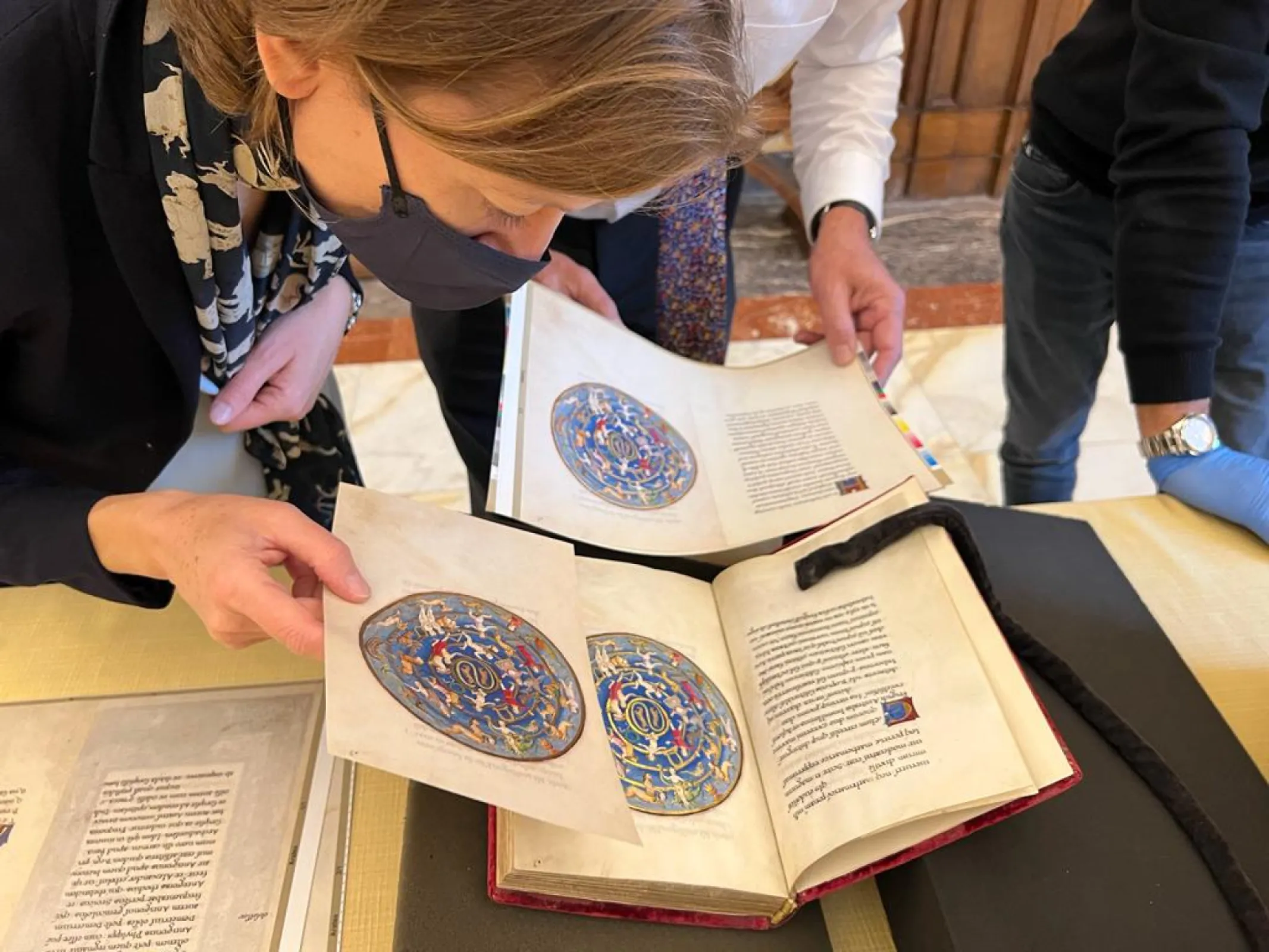 The proofing comparison is an important step in the production process. During this phase, the first print proof is compared with the original. Our experts examine every detail: colours, borders, texture, and quality. Only when everything matches perfectly can the printing process continue. Precision and perfection are the goals here!