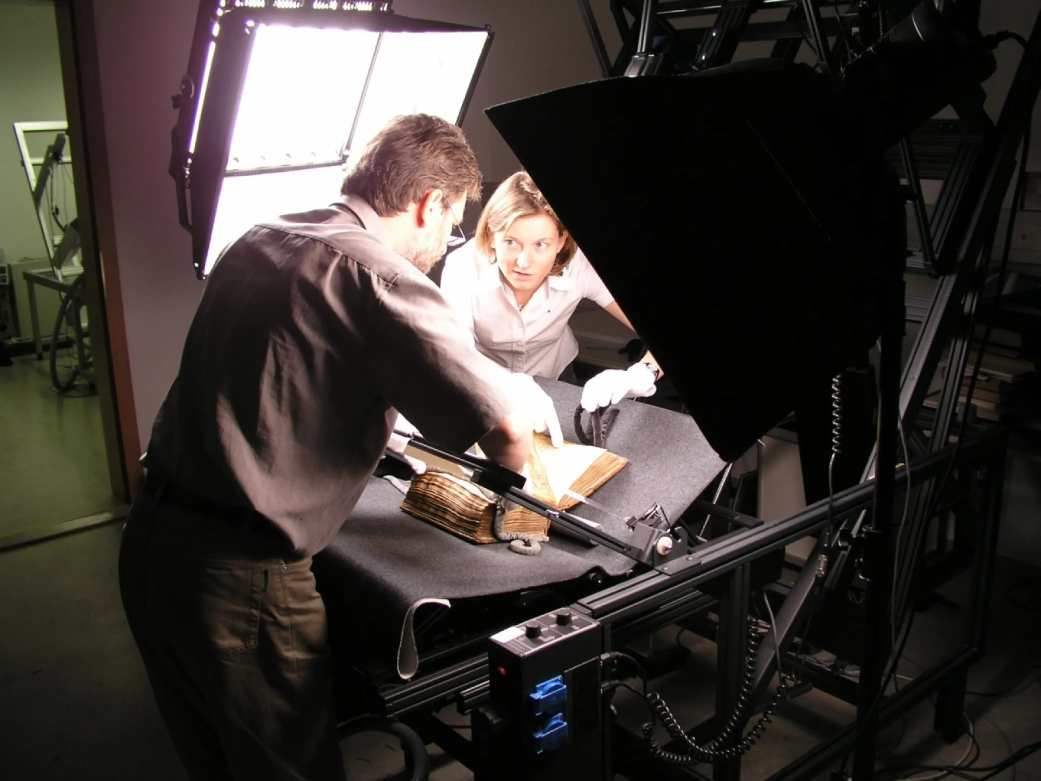 The first step in creating a facsimile is the digitisation of the original work. Special book cradles and optimal lighting are used to capture every detail of the pages perfectly. We use state-of-the-art technology to capture each image in the highest resolution.