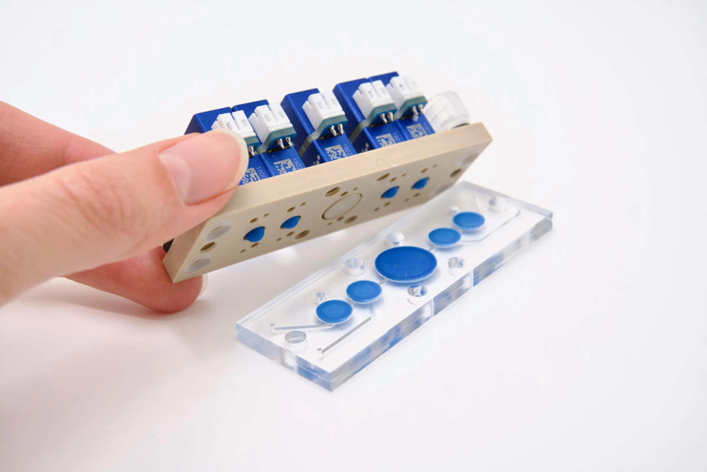 On-Chip Valve Actuator CA0408 - Integration example with custom manifold and plungers