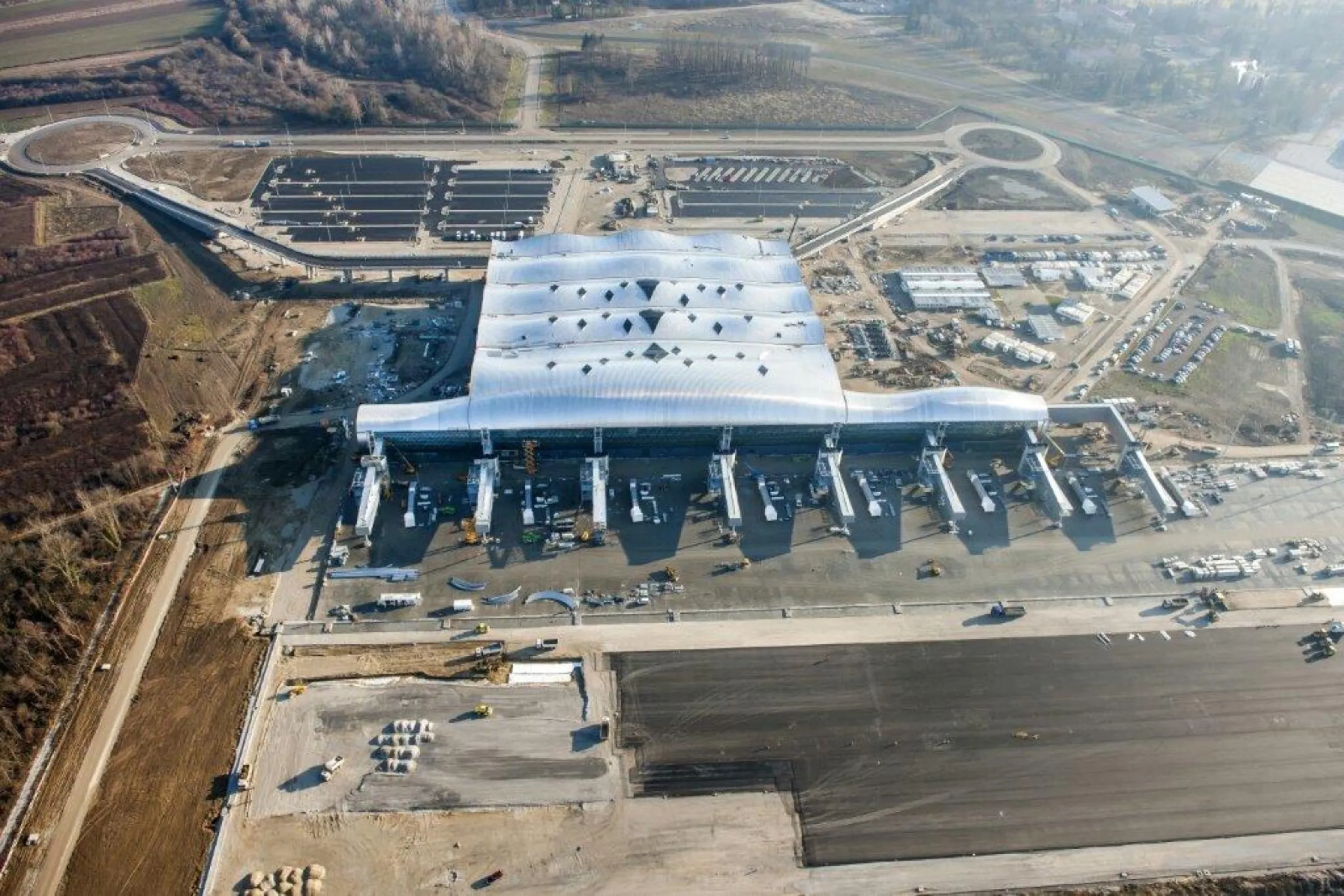Airport Zagreb, Croatia / 32.000 sqm BEMO-MONRO freeform standing seam roof