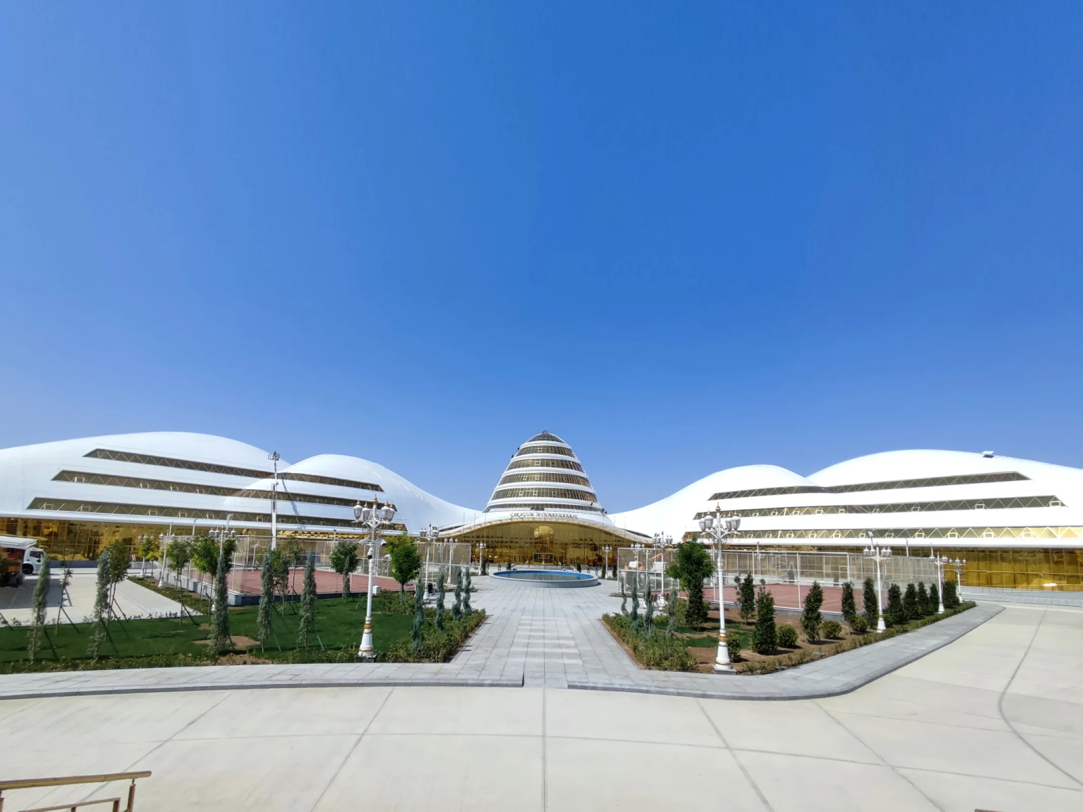 Garagum Hotel & Business Center, Turkmenistan / BEMO-MONRO standing seam, photo: ©Aden Metal