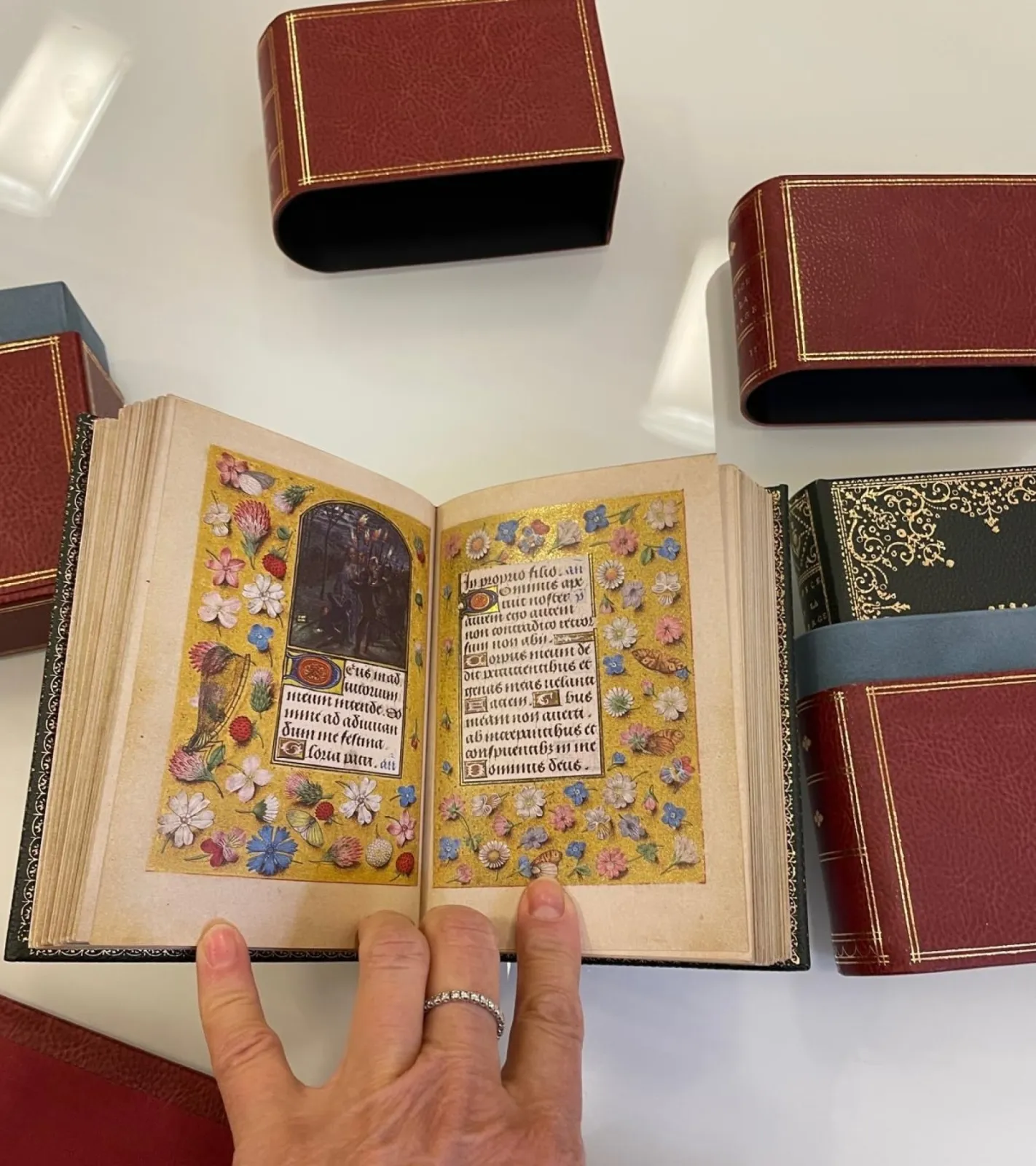 This manuscript, comprising a total of 293 folios in the delicate format of 13.7 x 9.5cm, owes its unique charm to seven full-page and 31 half-page miniatures, but above all to its overwhelming diversity of flowers and birds.