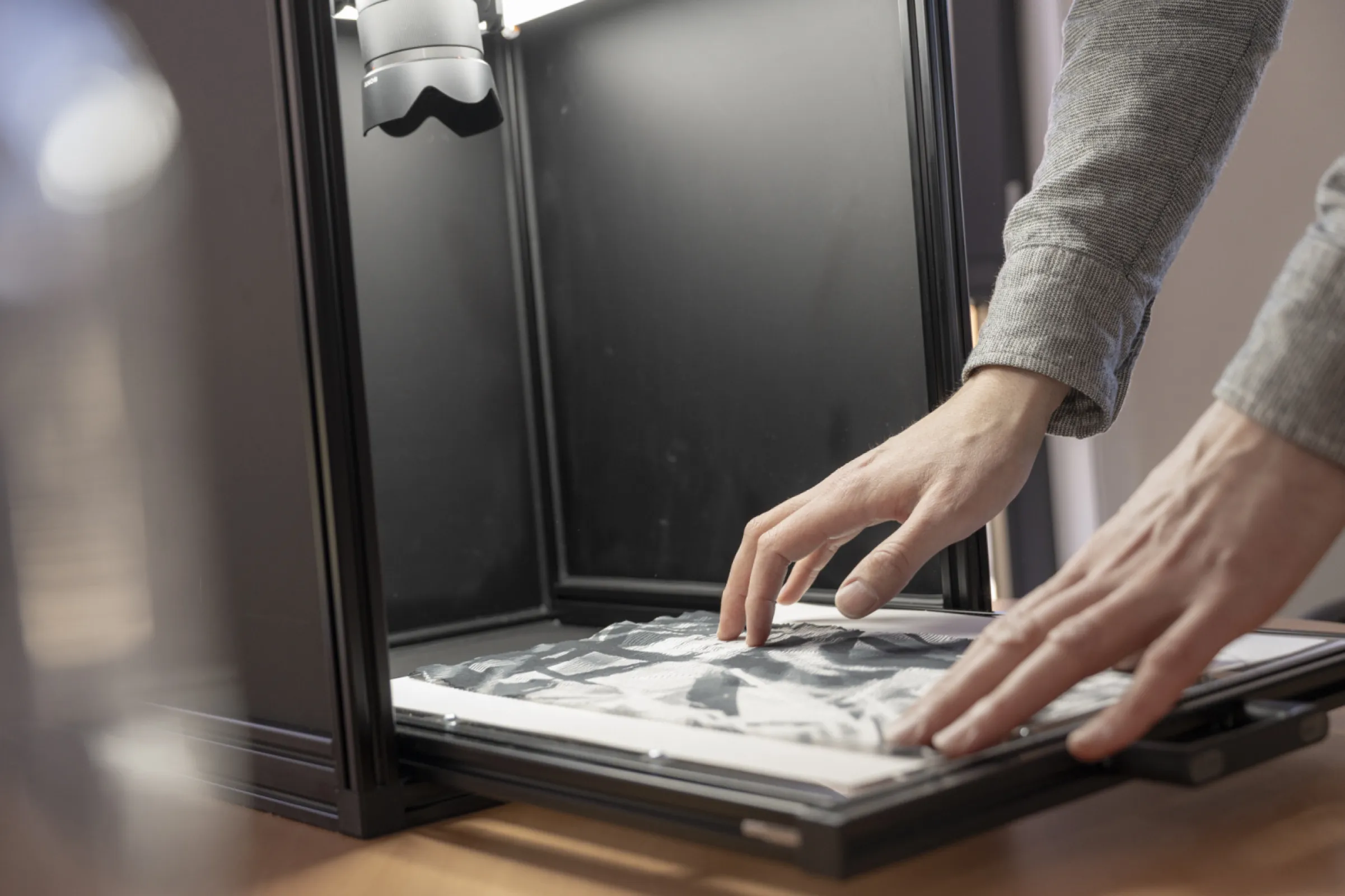 We digitise materials. By digitising the material behaviour, you can achieve a realistic 3D simulation and a reliable fit. We carry out standardised testing of your materials in our accredited Hohenstein laboratories. Among other things, we test drapeability, movement and stretch.