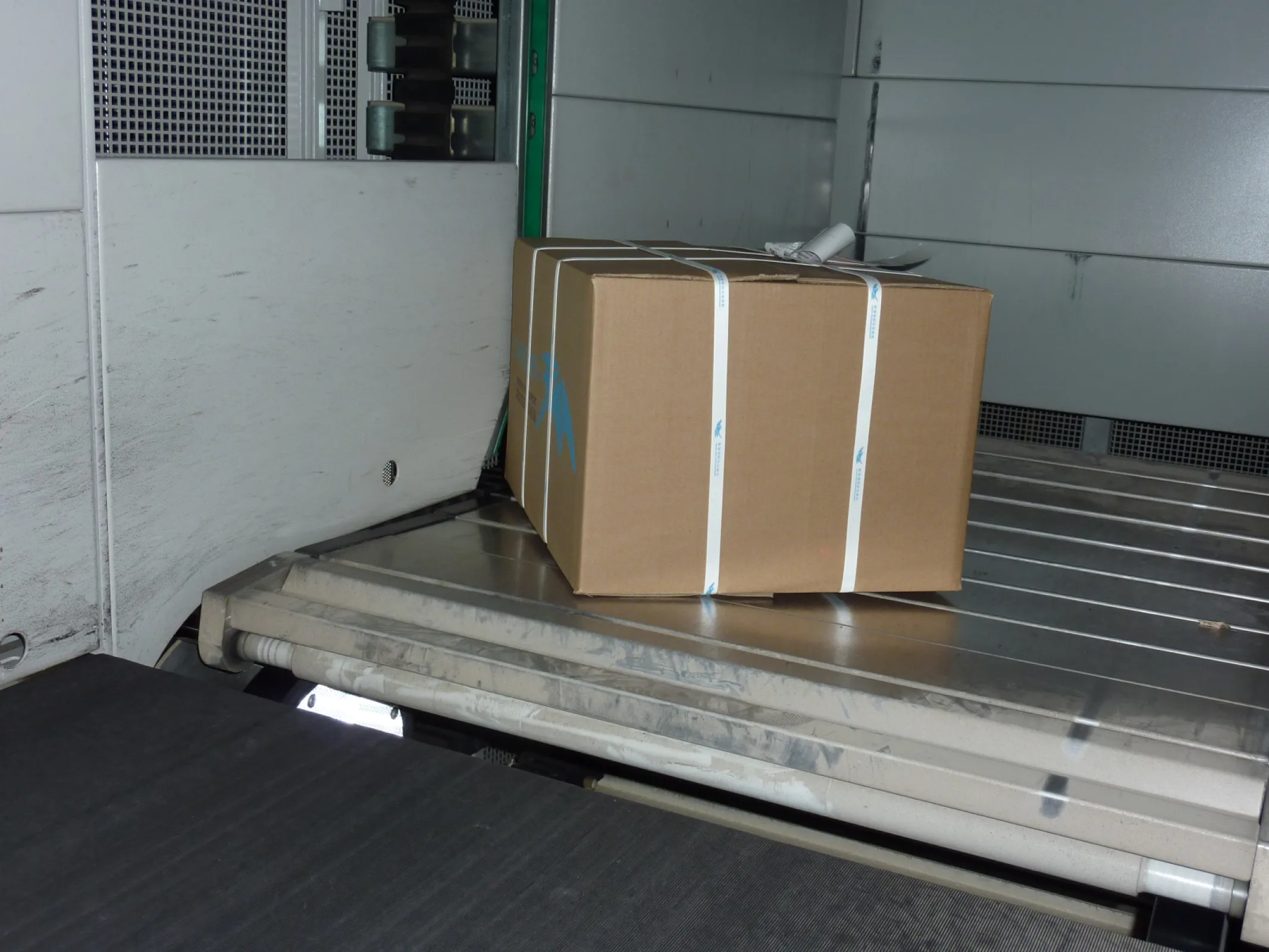 TRAMAK CVC for baggage handling - raw baggege or trays, closed platform and inside funnel for failsave operation with odd baggage types