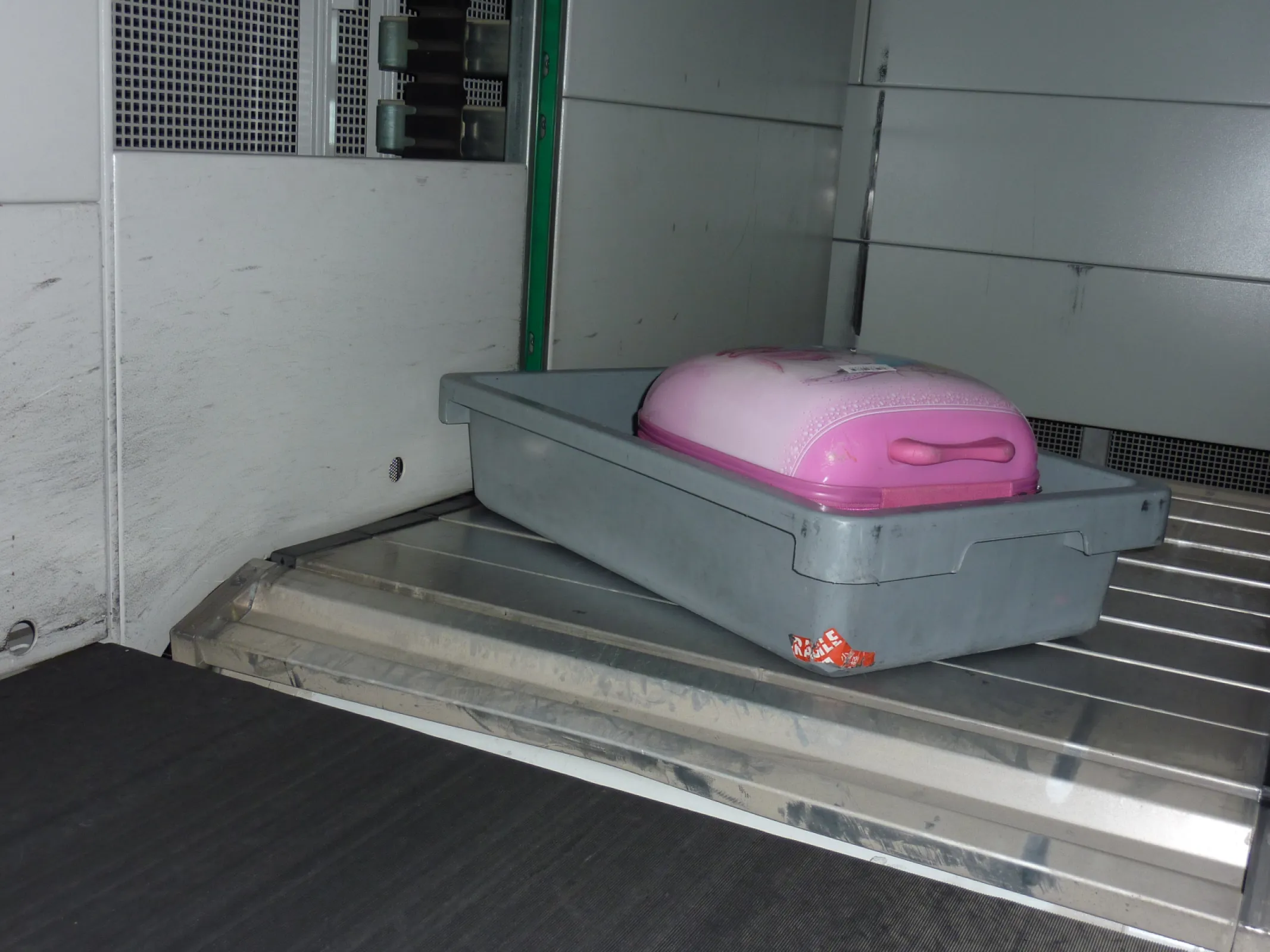 TRAMAK CVC for baggage handling - raw baggege or trays, closed platform and inside funnel for failsave operation with odd baggage types