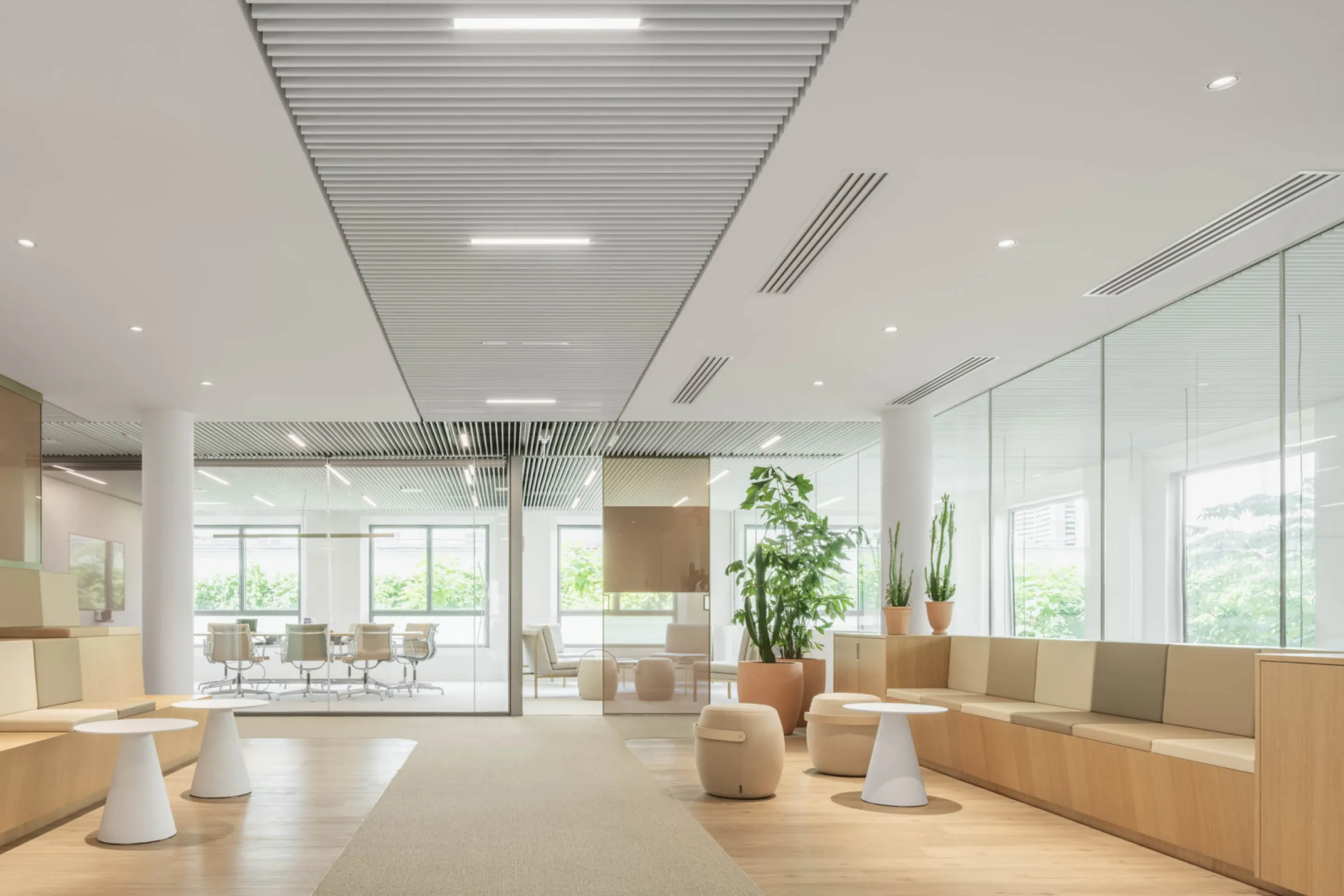 © Schnepp Renou / The interior program further includes conference rooms, individual and open-plan offices, break-out zones, a restaurant, a bistro, outdoor and relaxation areas.