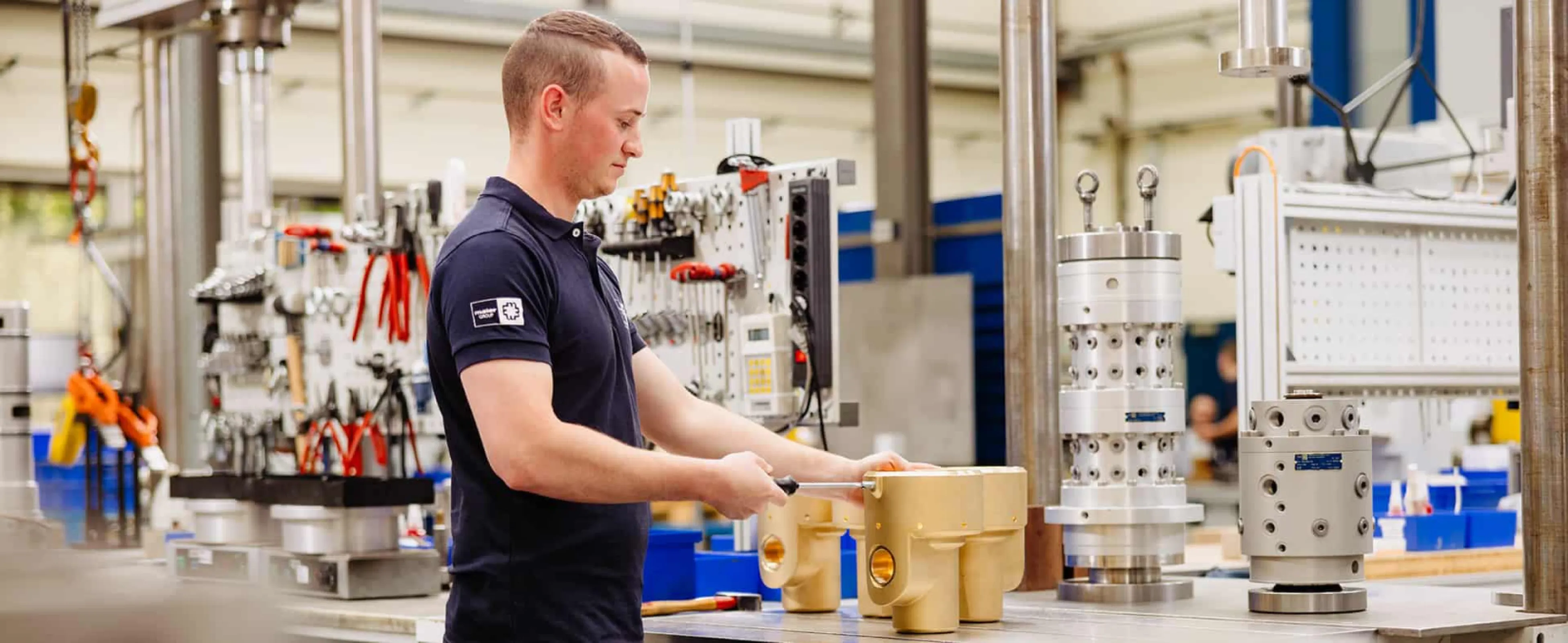 "All in our hands!" Our assembly team – we do everything ourselves. chinesisch