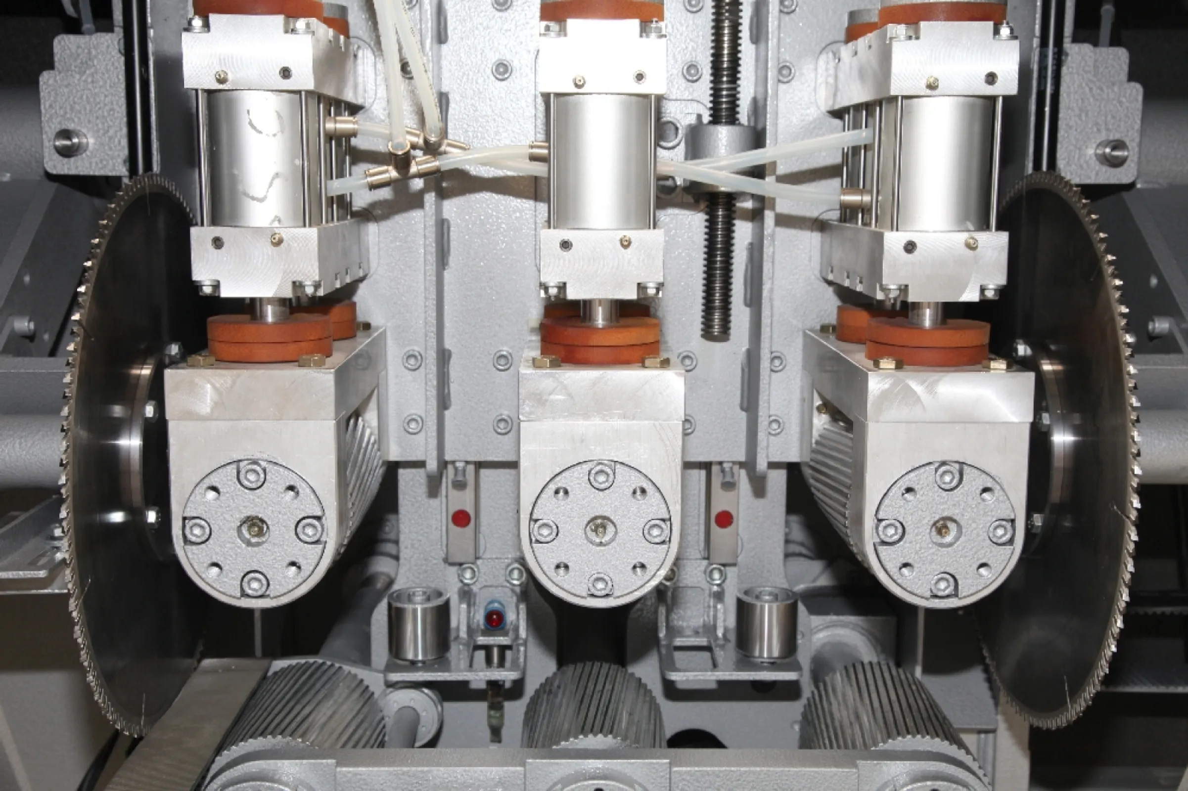 Two saw blades + drive from above and below = maximum output and precise cutting results