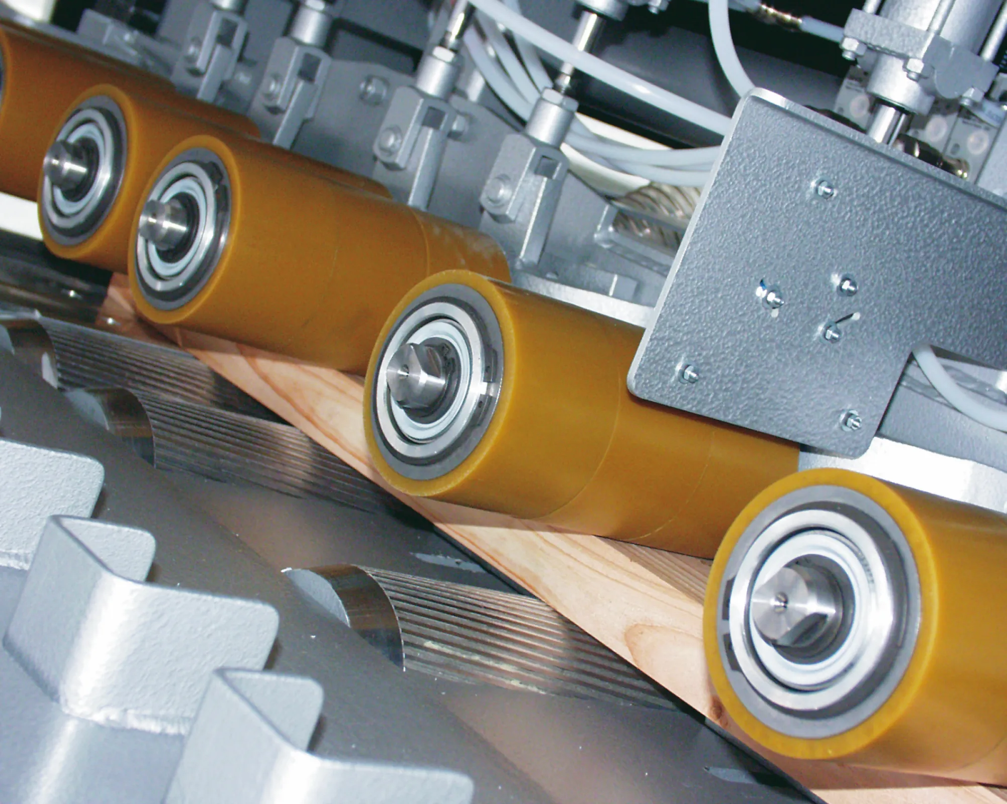 Generously dimensioned feed rollers guarantee safe transport and precise positioning of the workpieces.