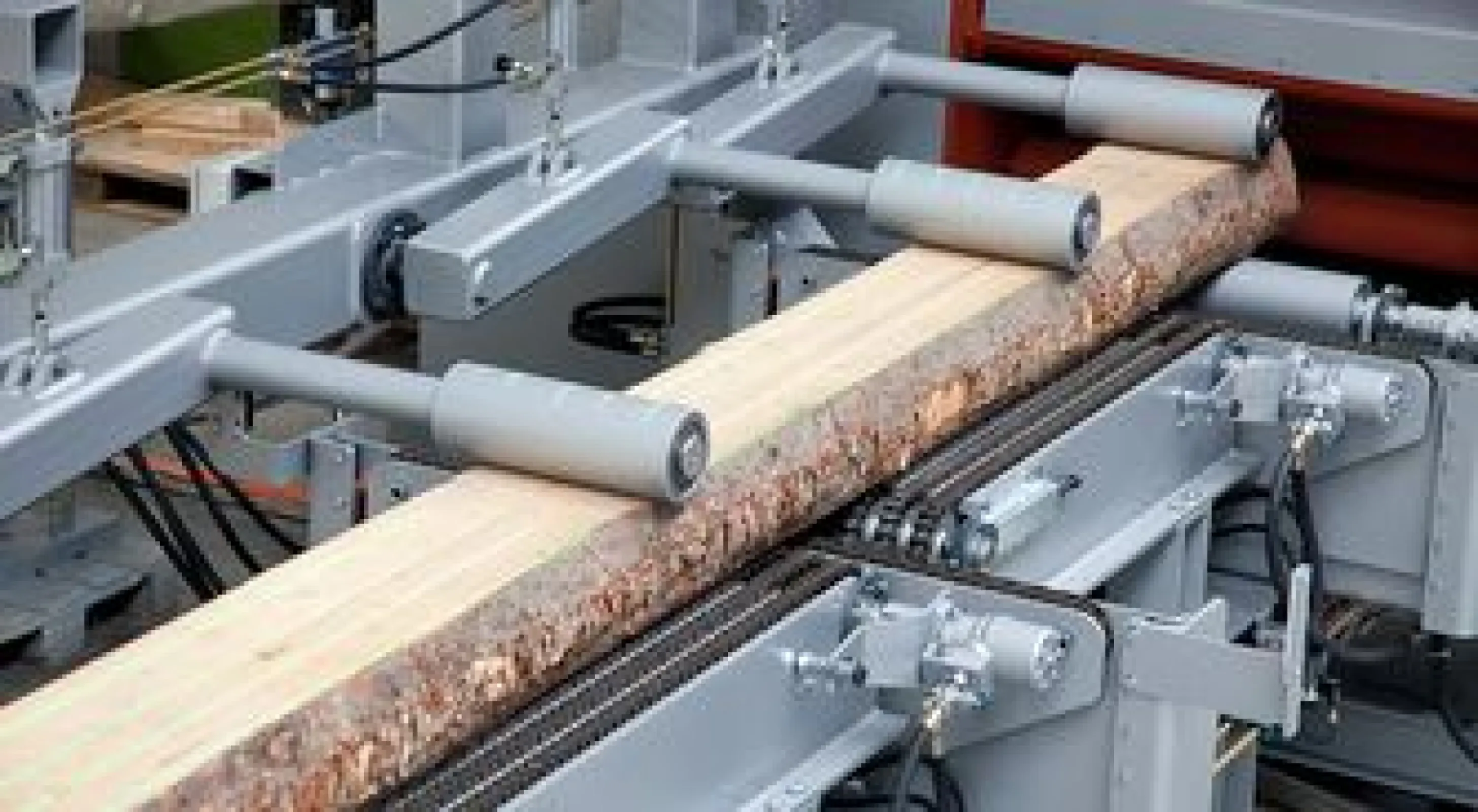 In times of ever-increasing performance requirements and the ever-increasing demand for maximum operating convenience in the sawmill, PAUL has developed the so-called semi-automatic infeed system (SAB). The operator can feed the workpieces into the ripsaw, align and, if necessary, turn them from his seat using a joystick. This convenient mode of operation increases the performance of the system and helps maintain a high work morale in the 21st century.