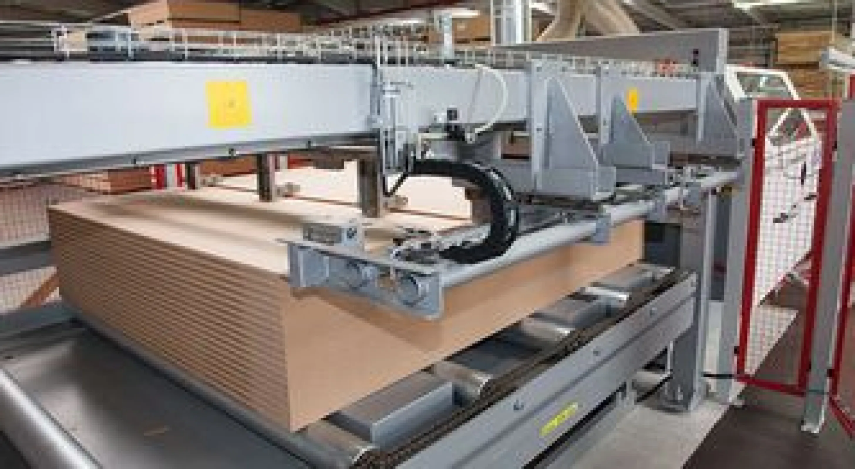 Automatic panel feeding systems are primarily used for the fully automatic loading of multirip circular saws. The complete panel stacks are transferred to the system where the panels are pushed off one at a time by an automatic pusher, automatically aligned and fed into the multirip saw. Thanks to the automated workflow, manpower costs are drastically reduced.