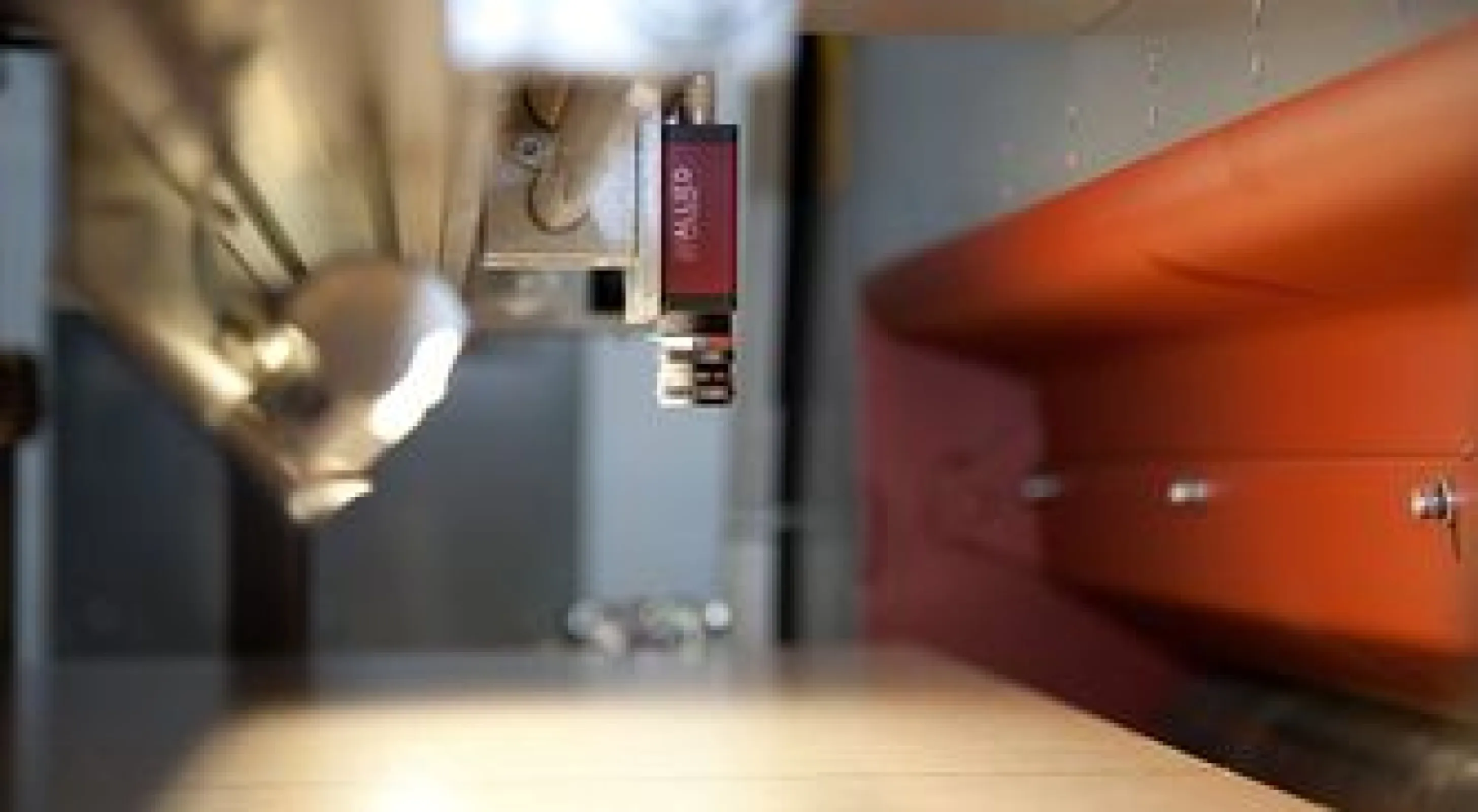 Special alignment systems using cameras recognize specific reference characteristics. The workpieces are automatically aligned with these references ensuring that glued-on veneer layers are ripped parallel to the longitudinal edge of laminate flooring panels