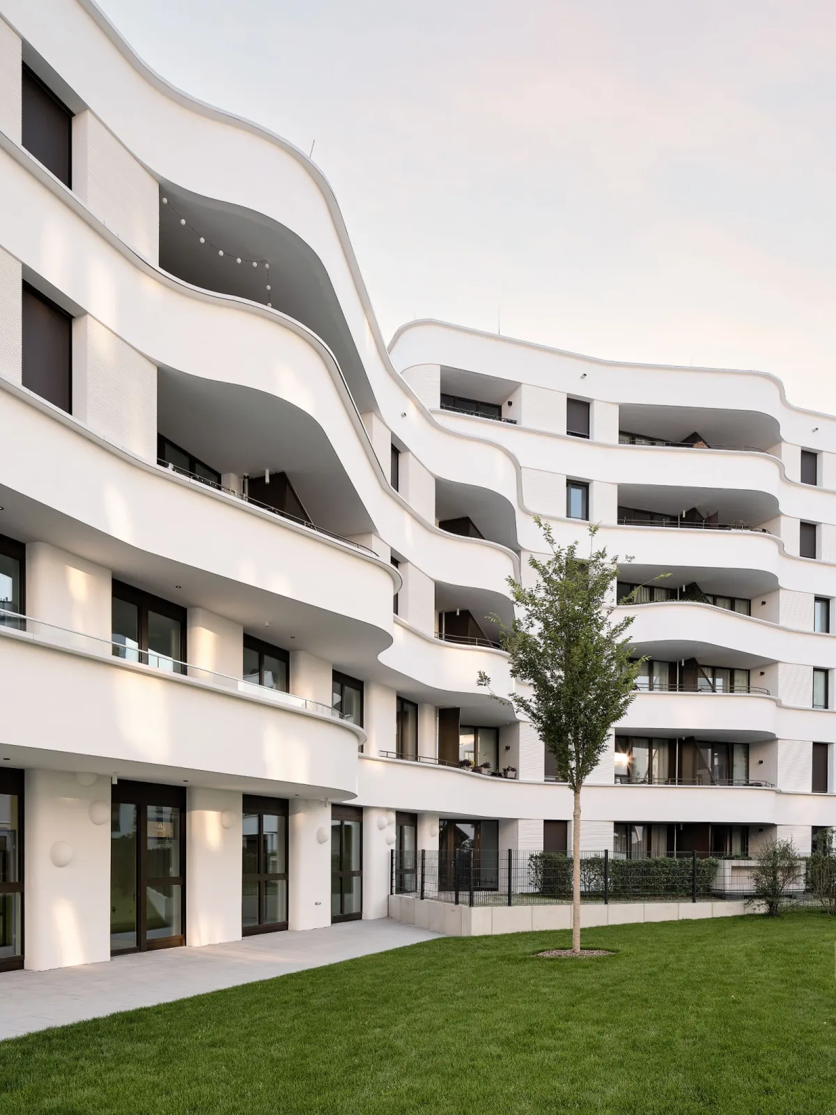 ‘Meiller Gardens’ Residential Development, München-Moosach, Germany | A new, green neighbourhood was to be built on a former factory site. Baumschlager Eberle Architekten contributed four buildings. They offer both harmony and individuality and combine value for money and green credentials thanks to the high thermal storage capacity and a perfectly balanced window-to-wall ratio.