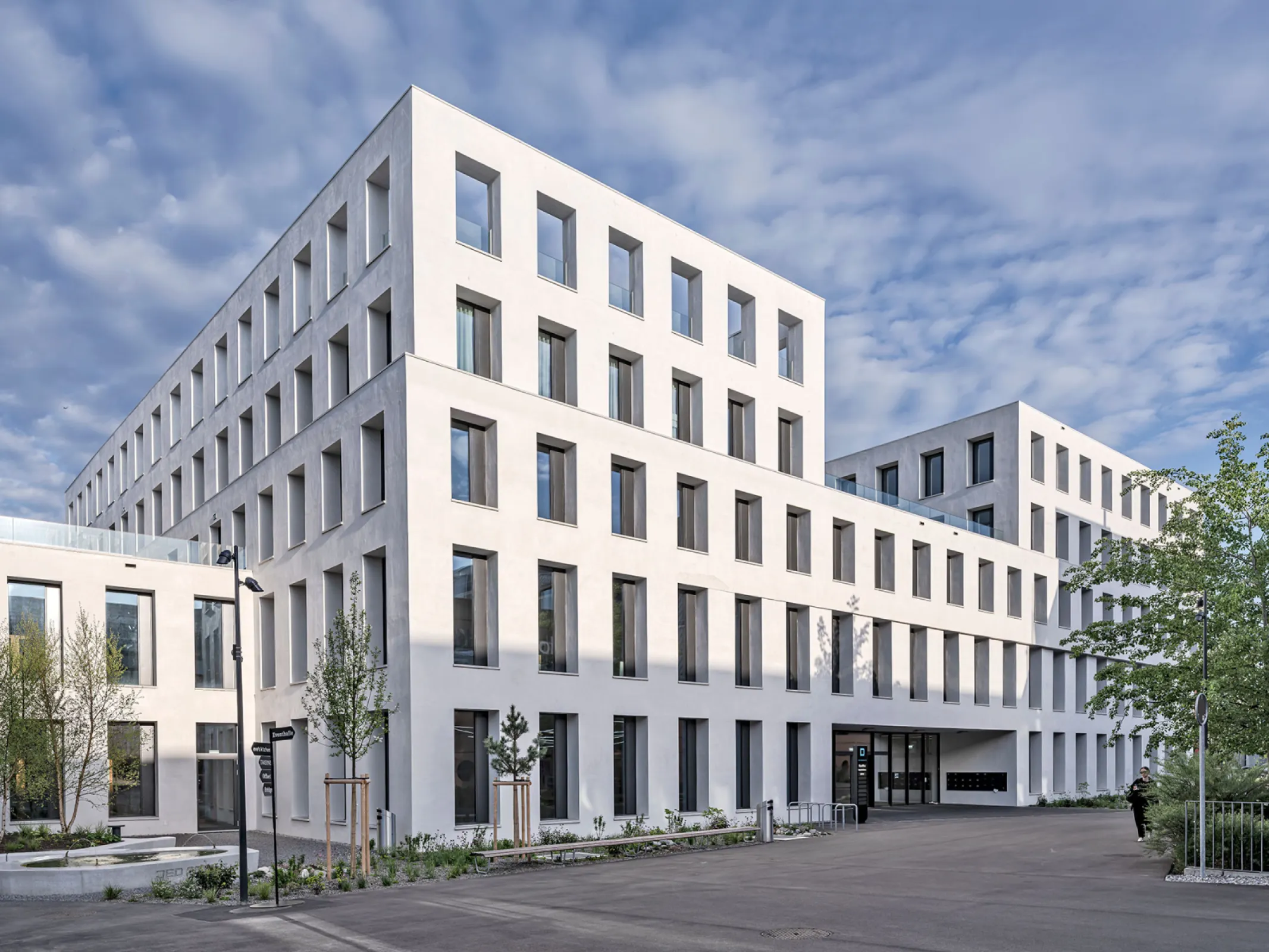 2226 JED Schlieren Schlieren, Switzerland |    The method 2226 on a new scale A visionary office block was planned for the JED site in Schlieren. Designed using the innovative method 2226, Baumschlager Eberle Architekten’s building sets new standards in terms of cost, energy and land-use efficiency – as well as comfort – using the tools of architecture but virtually no building services.