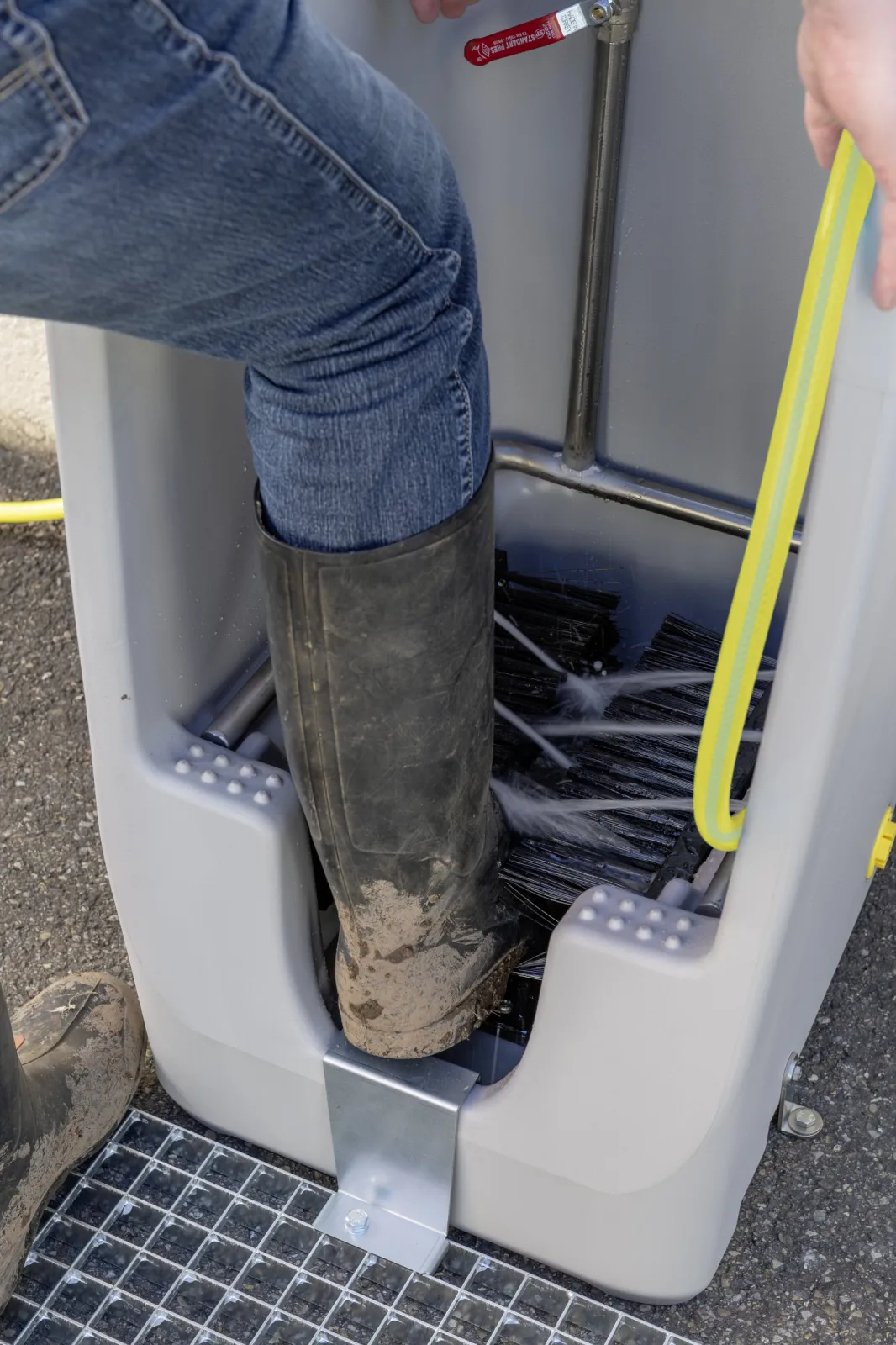 Boot cleaner with integrated sump and hand brush