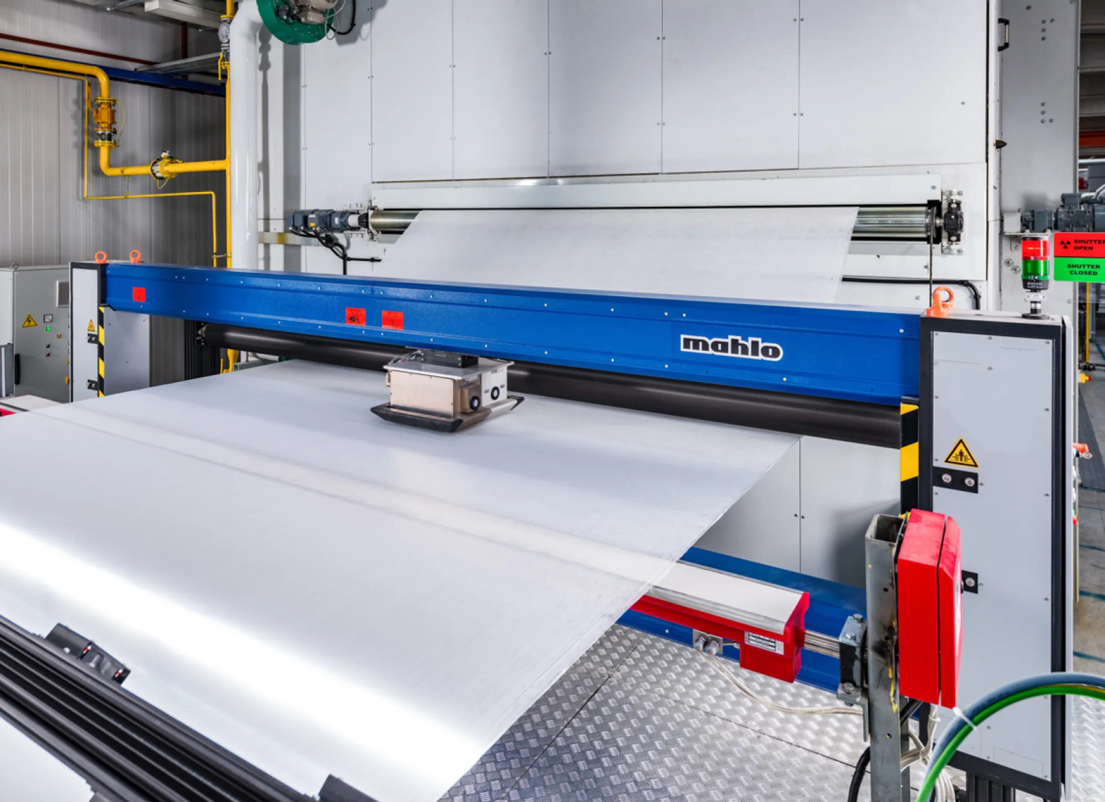 Simultaneous measurement of residual moisture (Infralot IMF infrared sensor) and basis weight (Gravimat DFI beta sensor) on running web