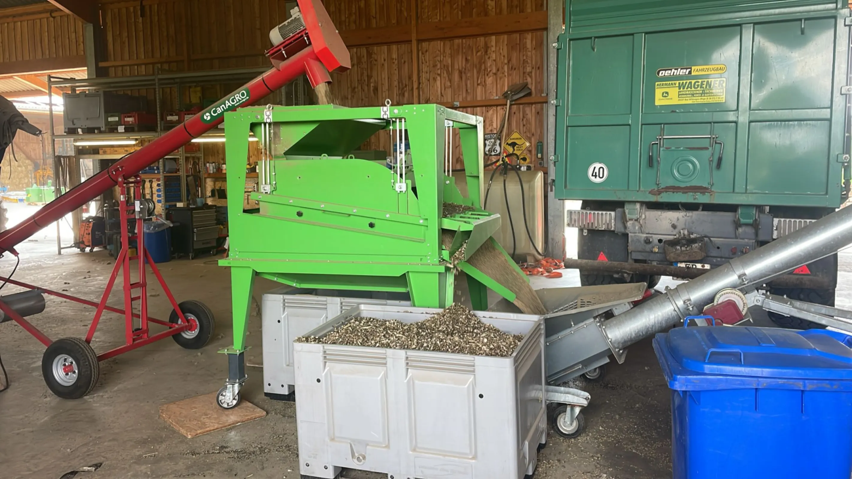 Vibration double screen cleaner for seperating small and large inpurities