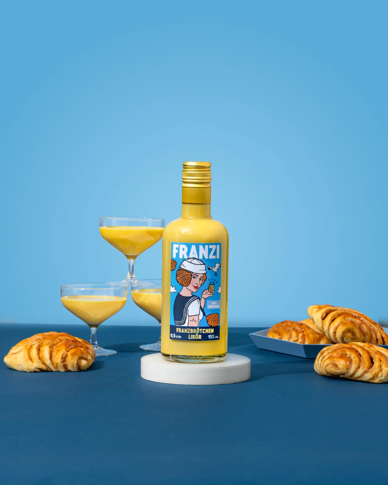 Cinnamon Roll Liqueur with the traditional cinnamon roll from Hamburg