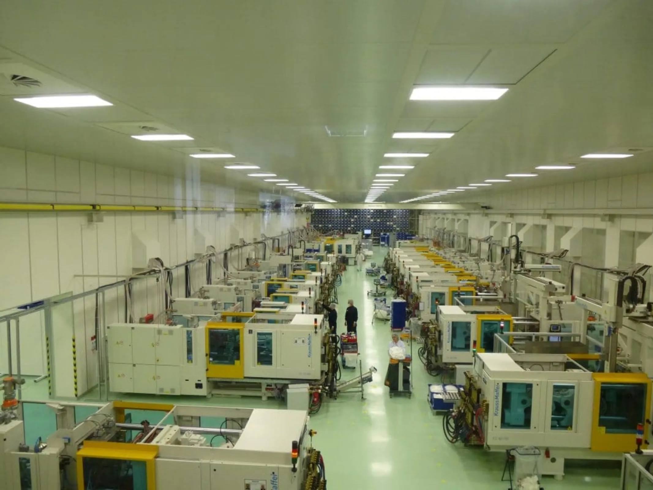 Large-scale cleanroom area for industrial series production with controlled particle concentration.