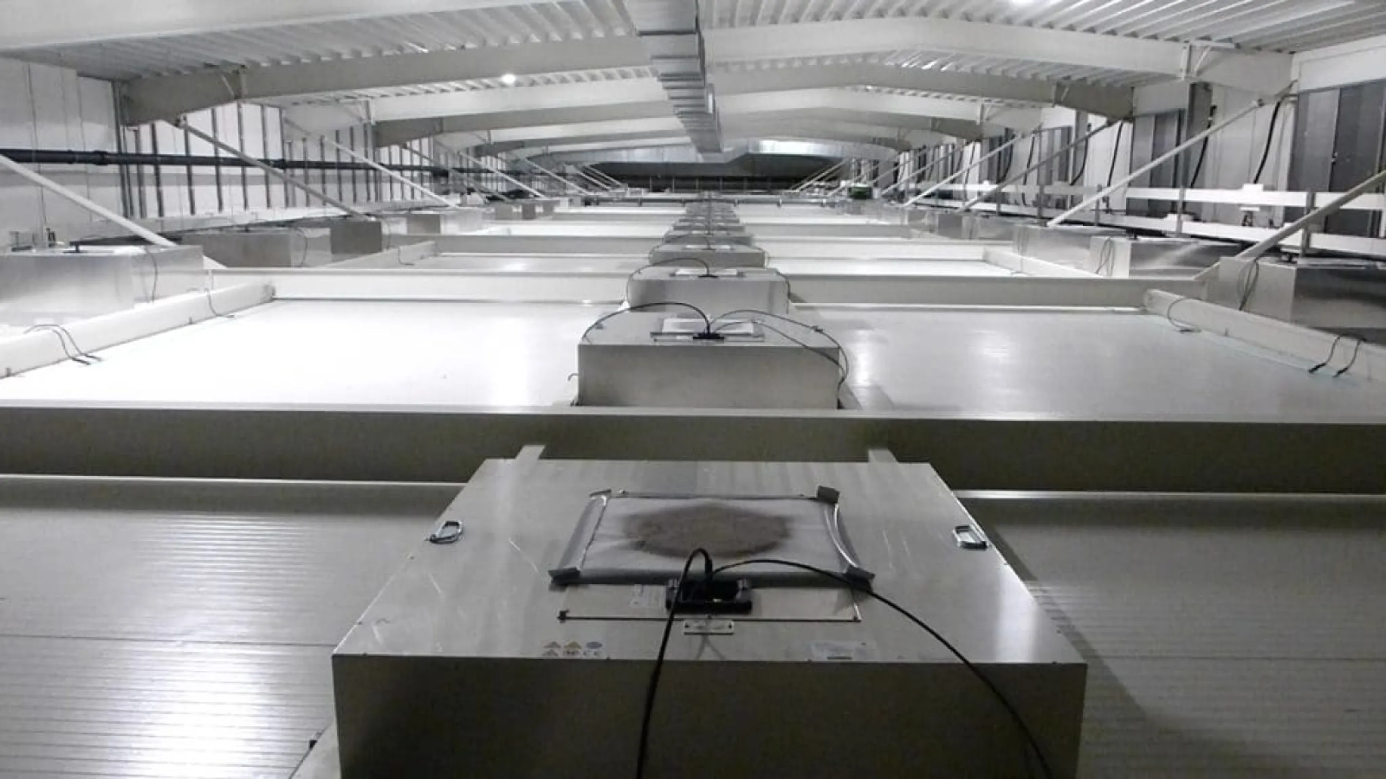 Ceiling-integrated cleanroom air technology with FFU systems to ensure defined air purity.