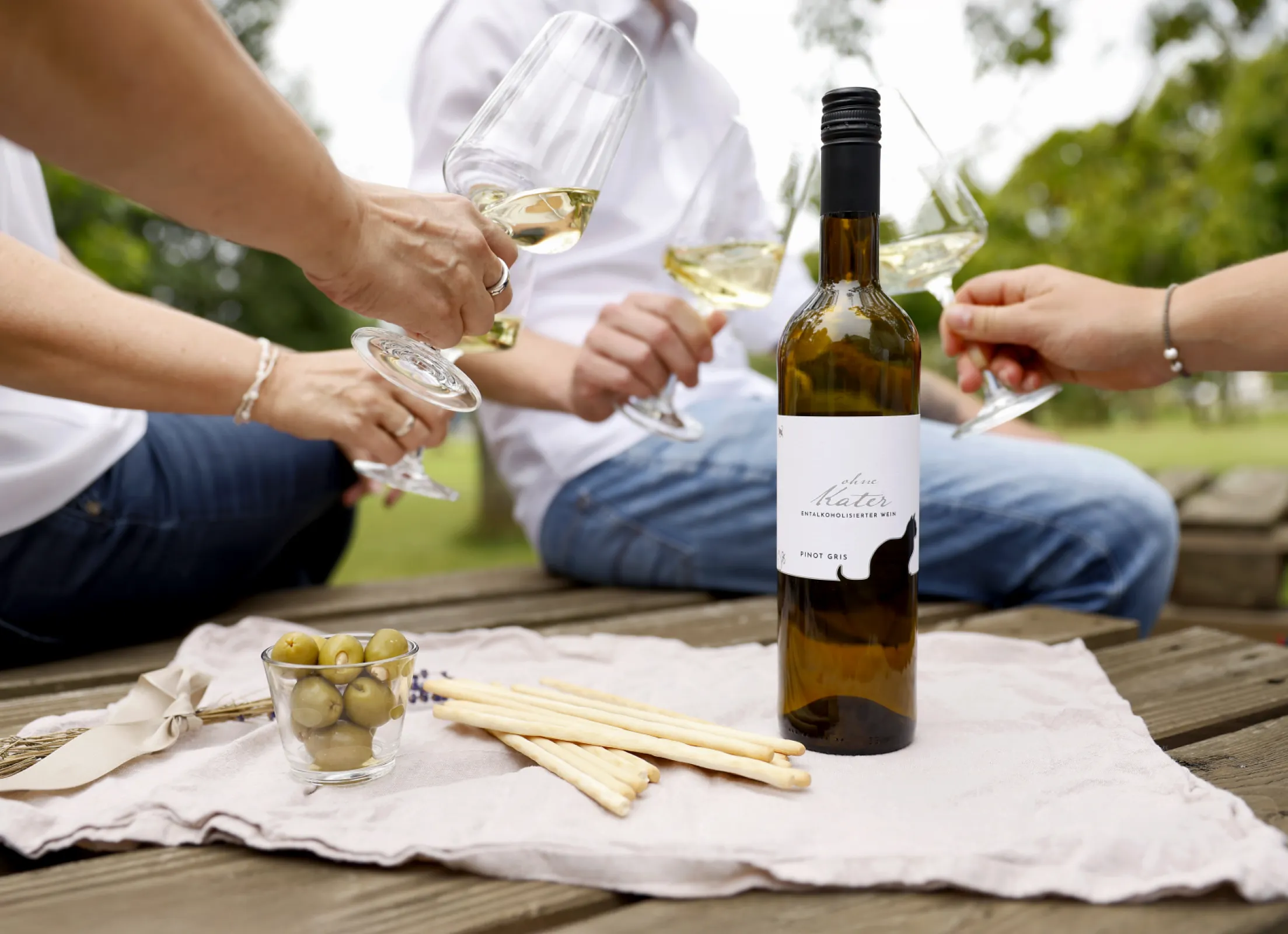Enjoying our non alcoholic Pinot Gris at a picnic.
