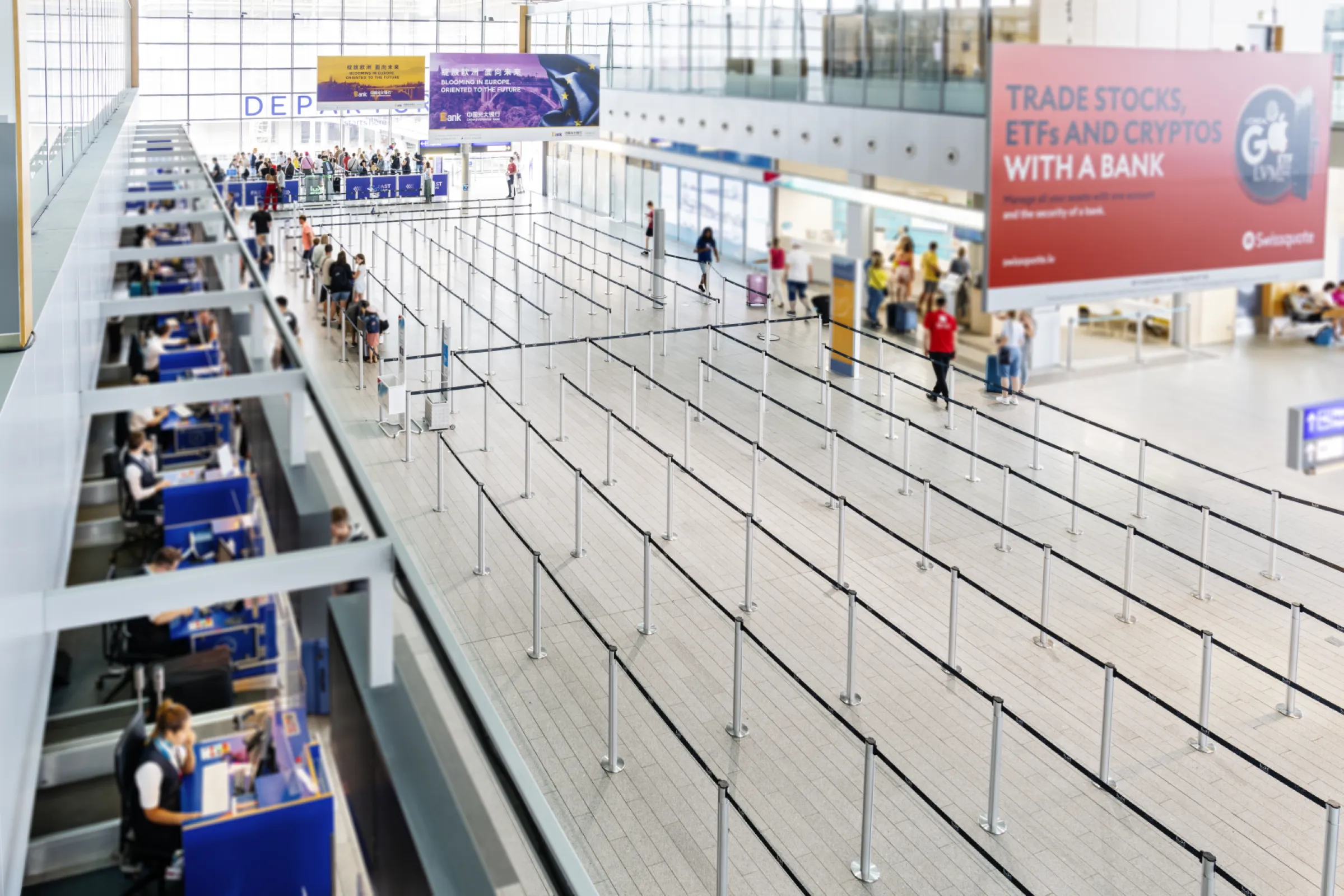 Beltrac belt posts at LUX Airport