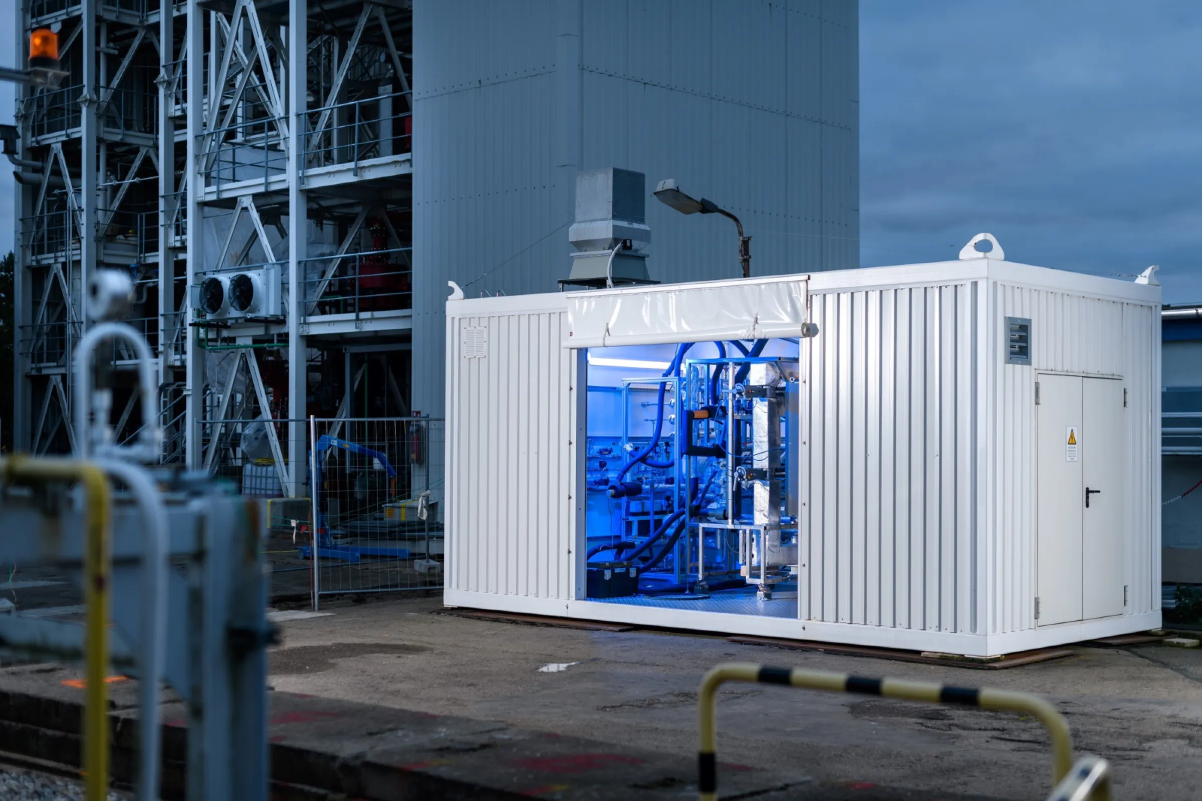 20' standard container with H2 storage system from AMBARtec, which can be handled using conventional logistics (truck, rail, crane).