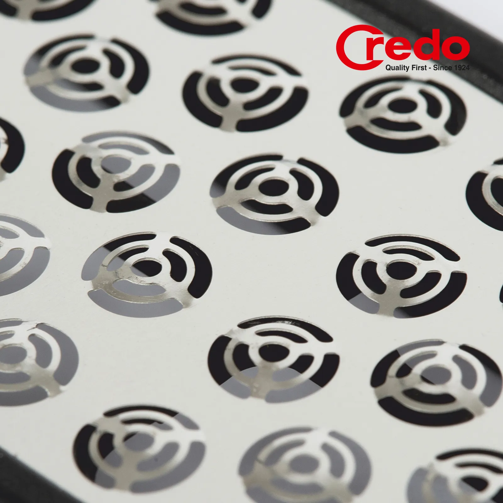 The circular blades allow removal in all directions - so annoying calluses can also be gently removed from critical areas. SmartCutter blade is made of stainless steel.