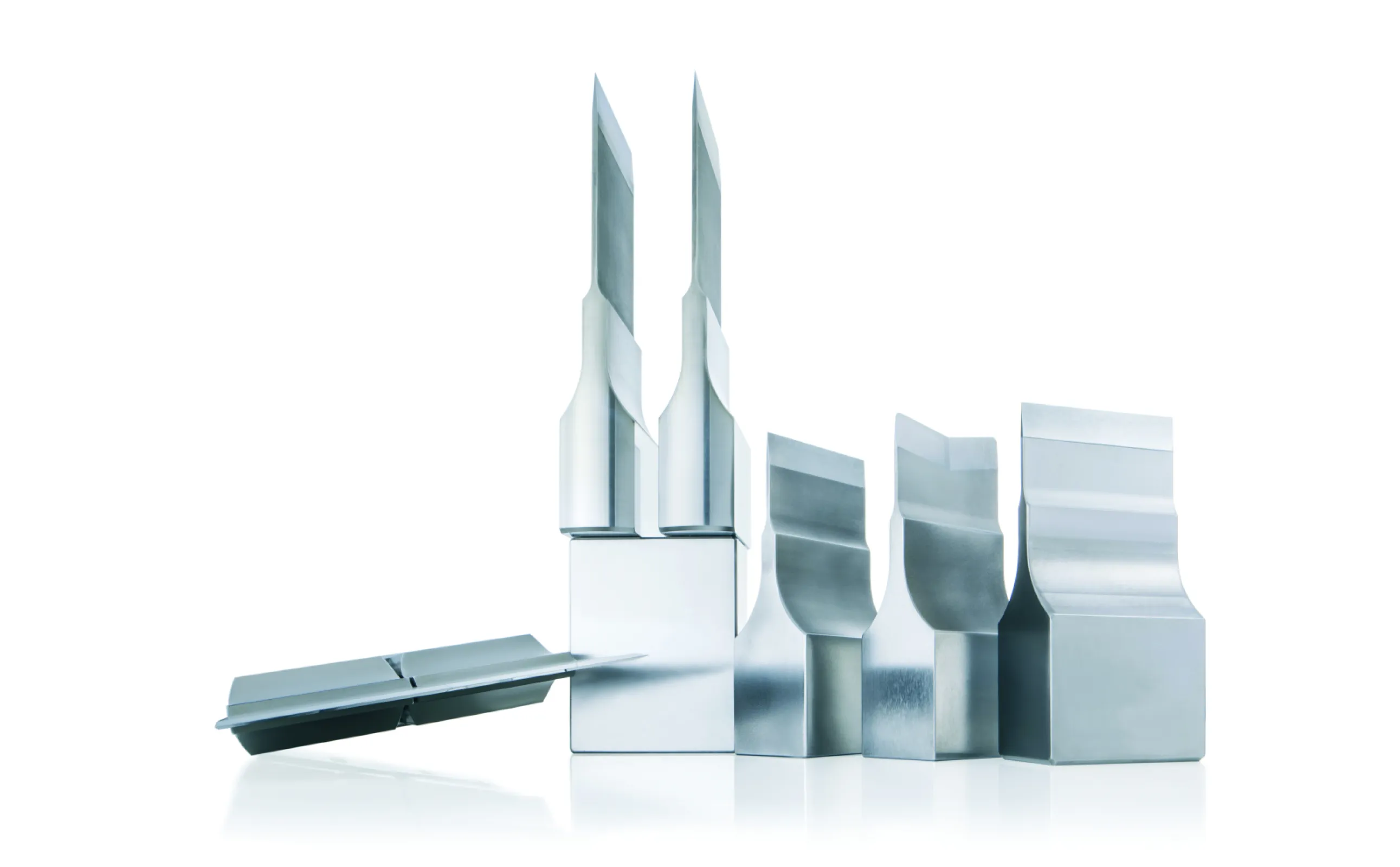 Ultrasonic cutting sonotrodes:The sonotrodes conduct the ultrasonic oscillation into the workpiece and are individually tailored to size according to the application. Shape and contour can be adapted to your requirements. The development and production is based on the finite element method (FEM), which ensures optimum ultrasonic processing of the applications. SONOTRONIC offers cutting sonotrodes with a blade length of up to 750 mm and a cutting height of up to 170 mm.