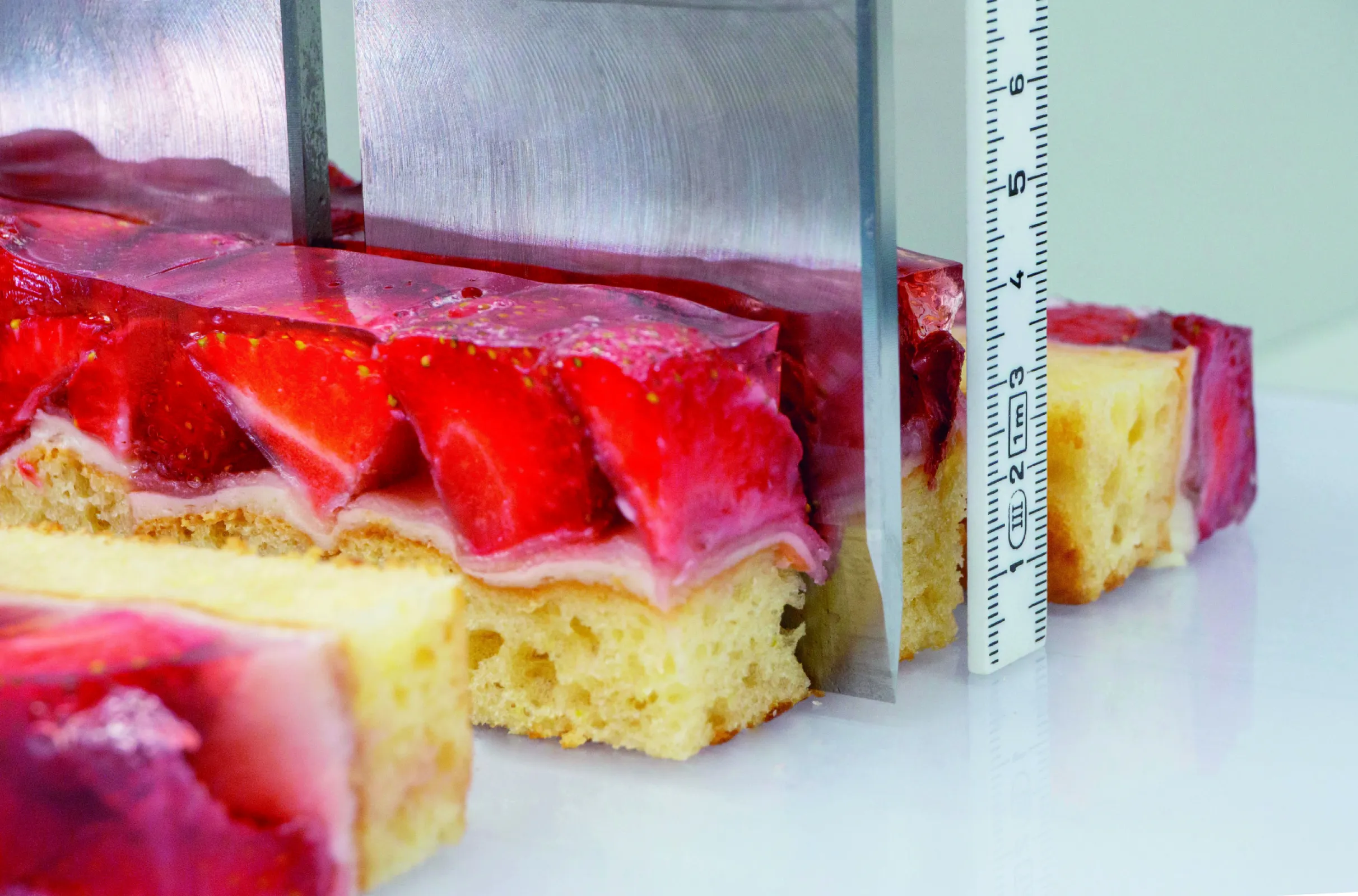 Cutting sonotrodes with little product adhesion and self-cleaning action