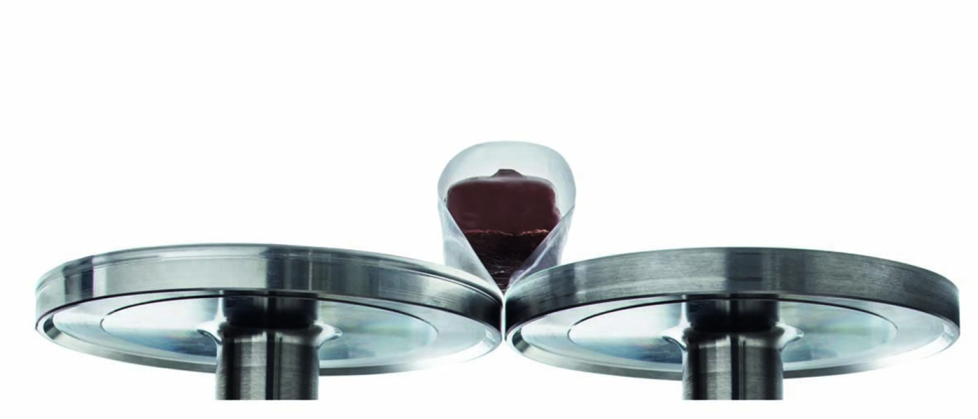 Economic process Both the roll seam sonotrode and the anvil are driven in this process so that there is neither slip nor wave formation in the film. No relative movement is generated between the sealing wheel and film by the double drive either.