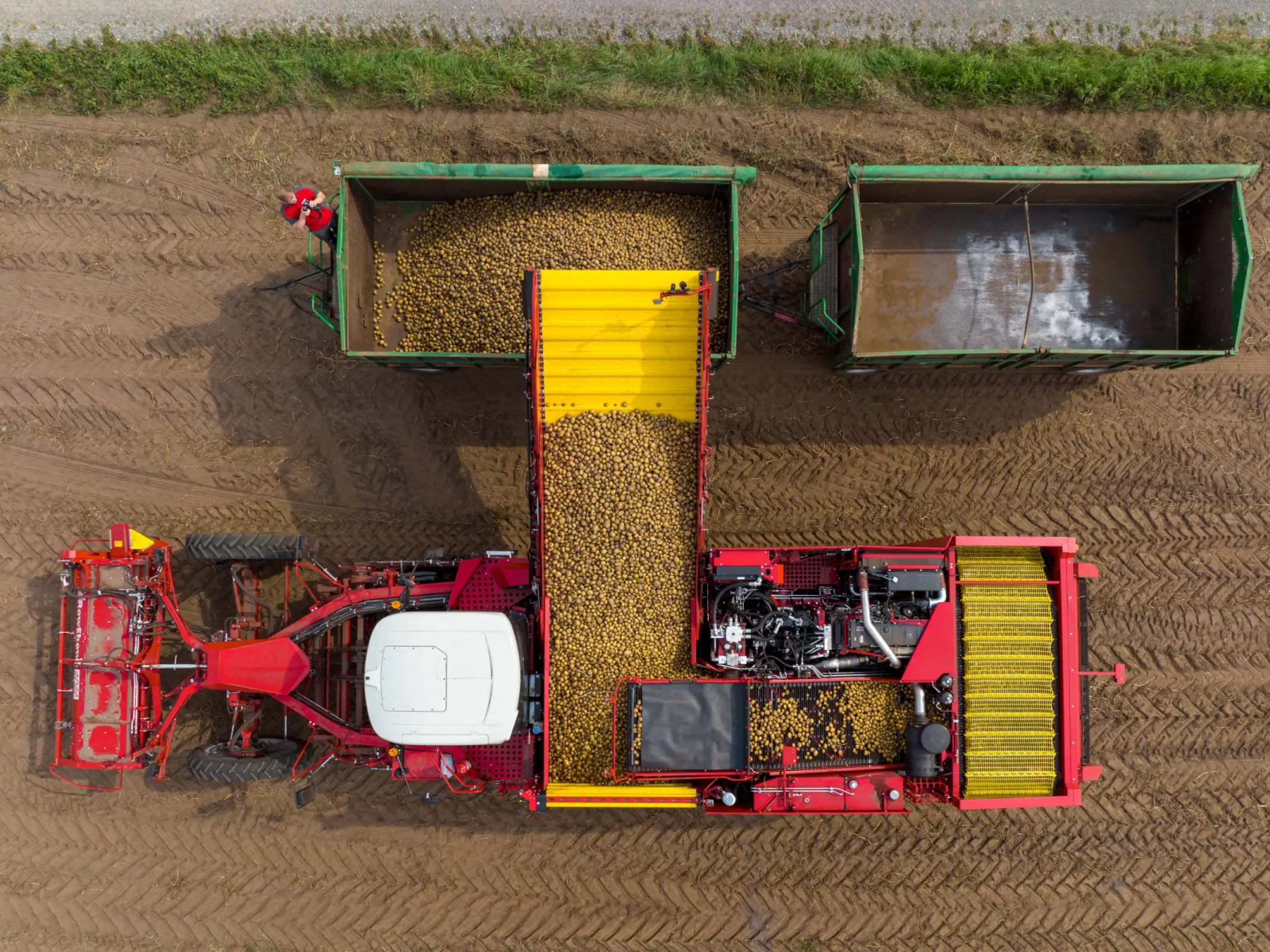 VARITRON 470 with 7 ton bunker which is used the whole time with effective capacity thanks to the rotating bunker web