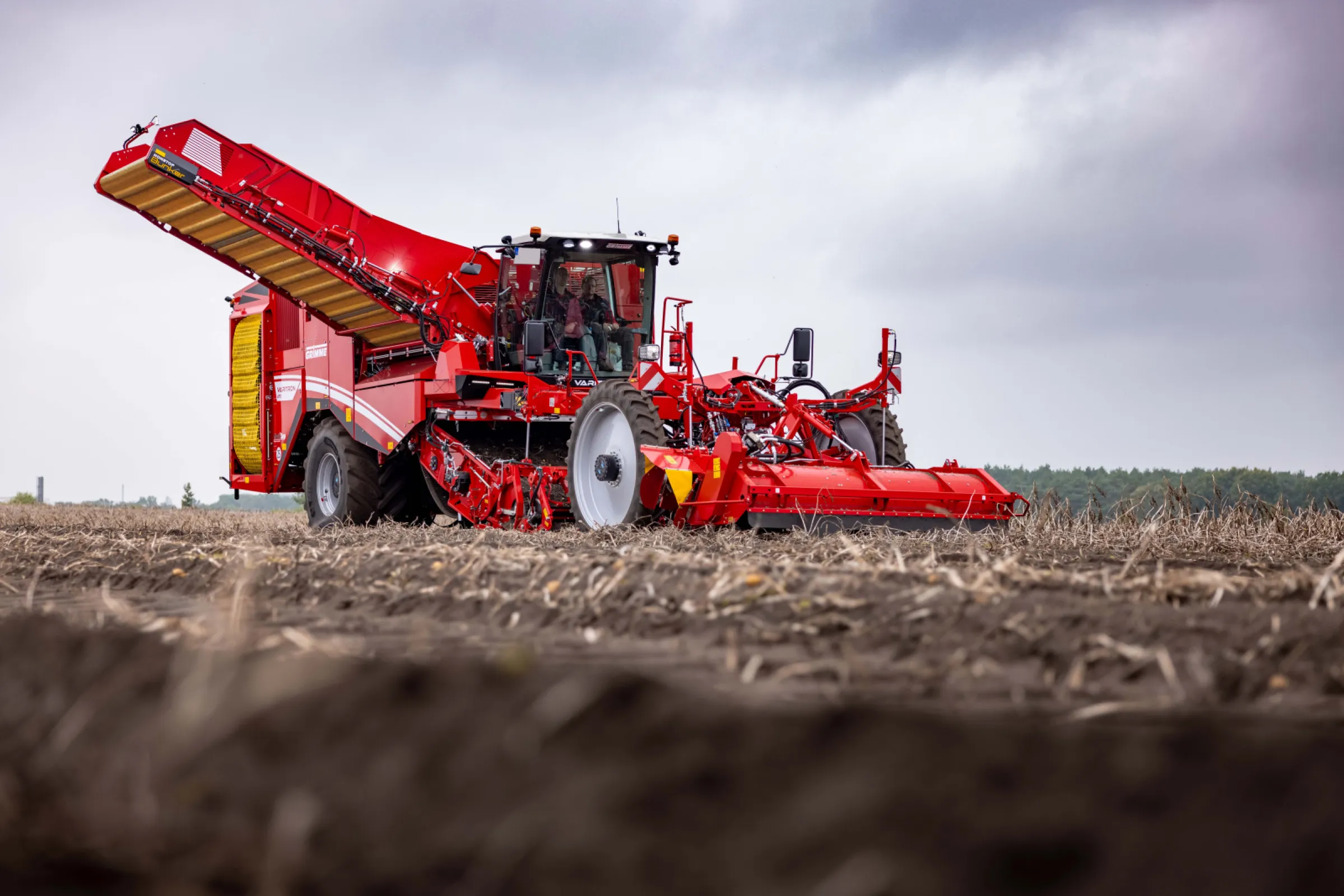 VARITRON 470: 4-row, 7 t NonstopBunker, high separation, wheels, 460 HP