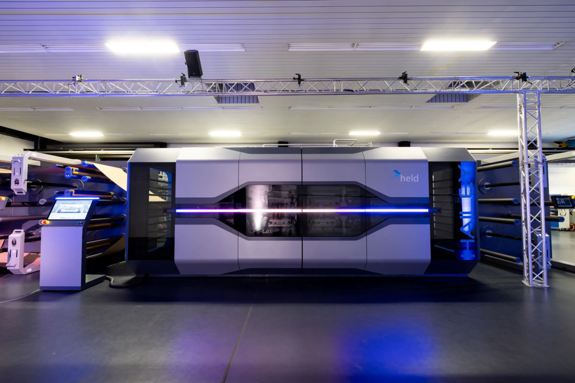 Front view. The LED strip is the visual highlight and eye-catcher of the new generation. The significant light curve shows the temperature inside the reaction zone based on software that calculates the current temperature and outputs a corresponding colour as a ‘heat equivalent’. The gradient can be customised according to customer requirements.