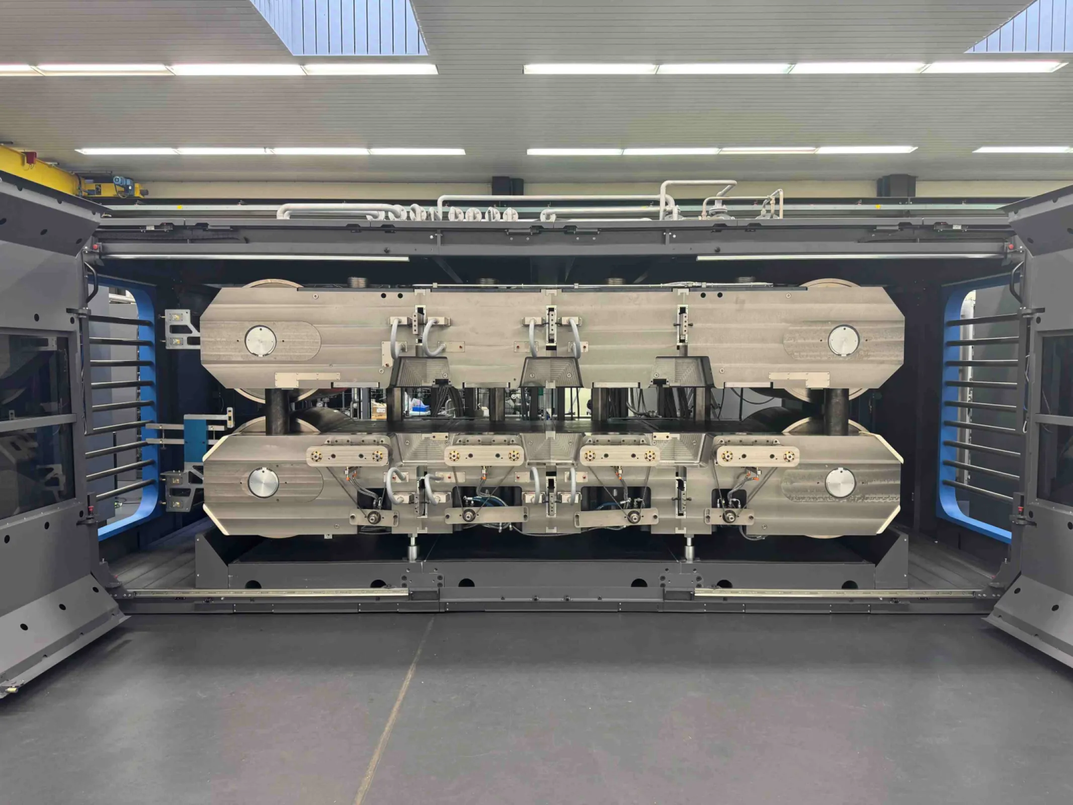 Revolutionary belt and seal change - More time for the essentials: The customers' material! A new spindle concept simplifies the replacement of steel belts and seals The spindles, which connect the upper and lower press structure, can be raised completely. A significantly reduced maintenance time leads to less downtime and cuts costs Revolutionary belt and seal change - More time for the essentials: The customers' material! A new spindle concept simplifies the replacement of steel belts and seals The spindles, which connect the upper and lower press structure, can be raised completely. A significantly reduced maintenance time leads to less downtime and cuts costs