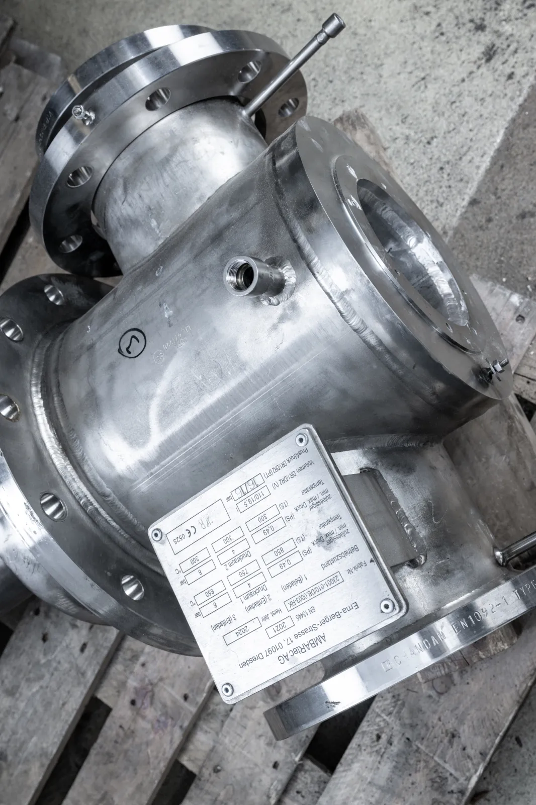 Reactor head, component of the certified 1000-liter storage unit. Reactor head, component of the certified 1000-liter storage unit.