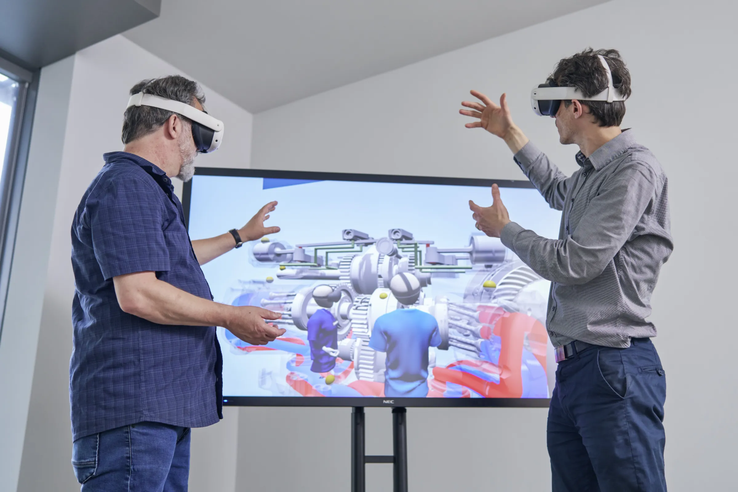 Two users exploring the functioning of a hydraulic gearbox.