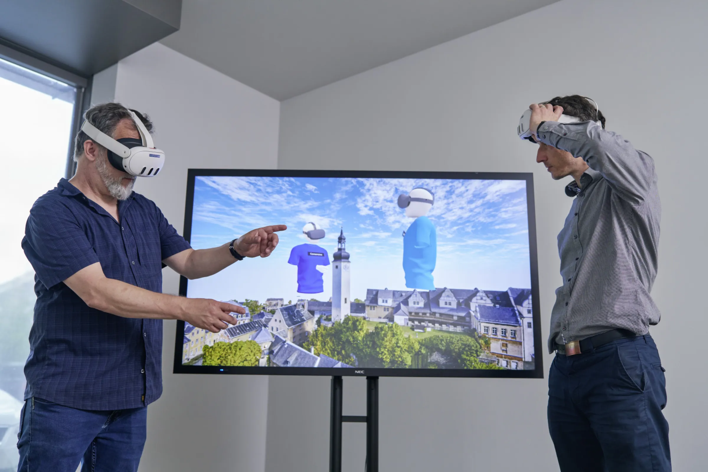 Two users exploring the photogrammetic reconstruction of Upper Castle Greiz (courtesy of infralytica GmbH)