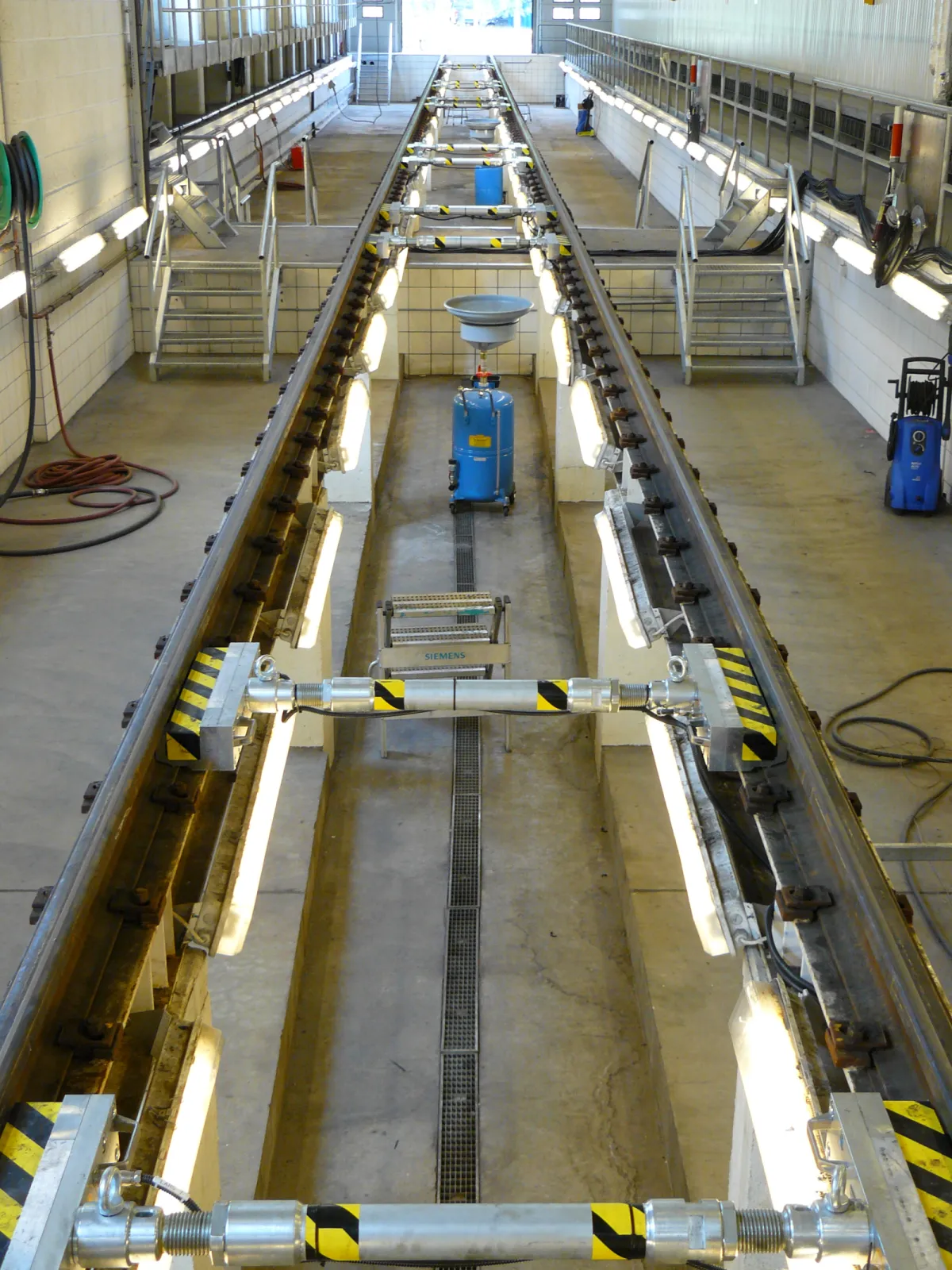 12-axle mobile wheel load scale LARS-m for 3 units in coupled situation to proof the derailment safety