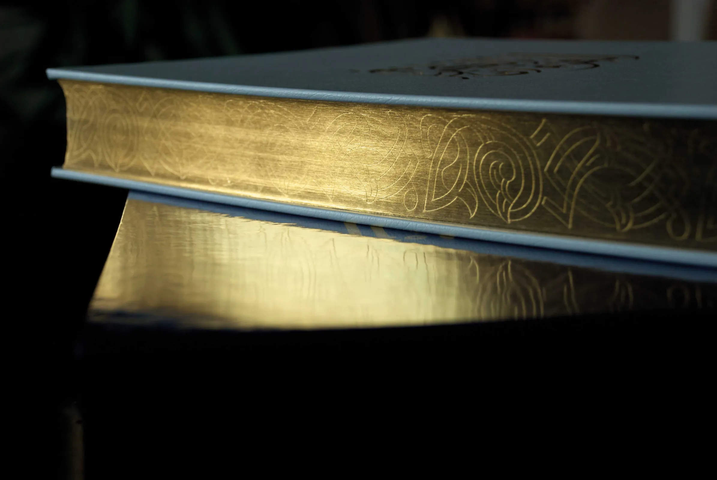 Gilt edges with hallmarking: The gilt edge and the cut refinement as important elements of the traditional art of bookbinding.