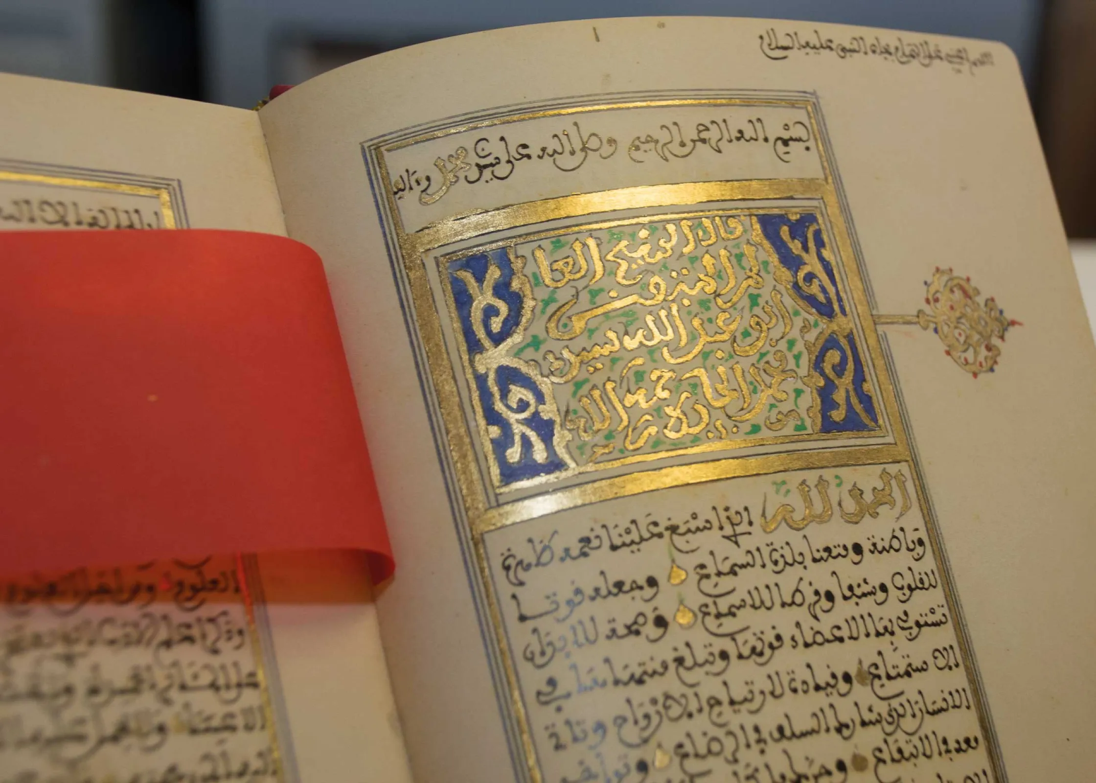 The application of gold enhances the manuscript pages with a distinctive brilliance and refined grace. Its radiant sheen accentuates intricate details, lending the work an enduring sense of splendour and value.