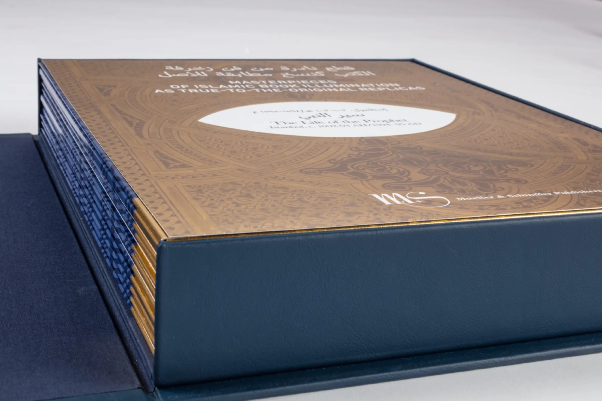 12 single leafs, exclusively selected from this edition, are available in a limited luxury edition.