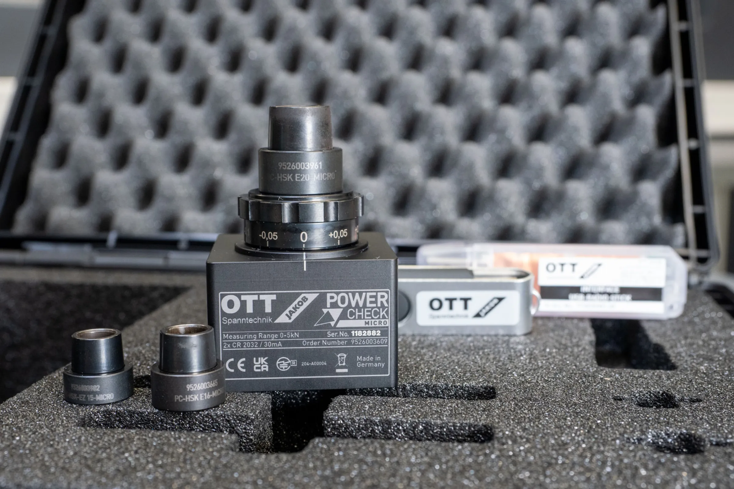 The Power-Check Micro is supplied in a case together with the USB radio stick.