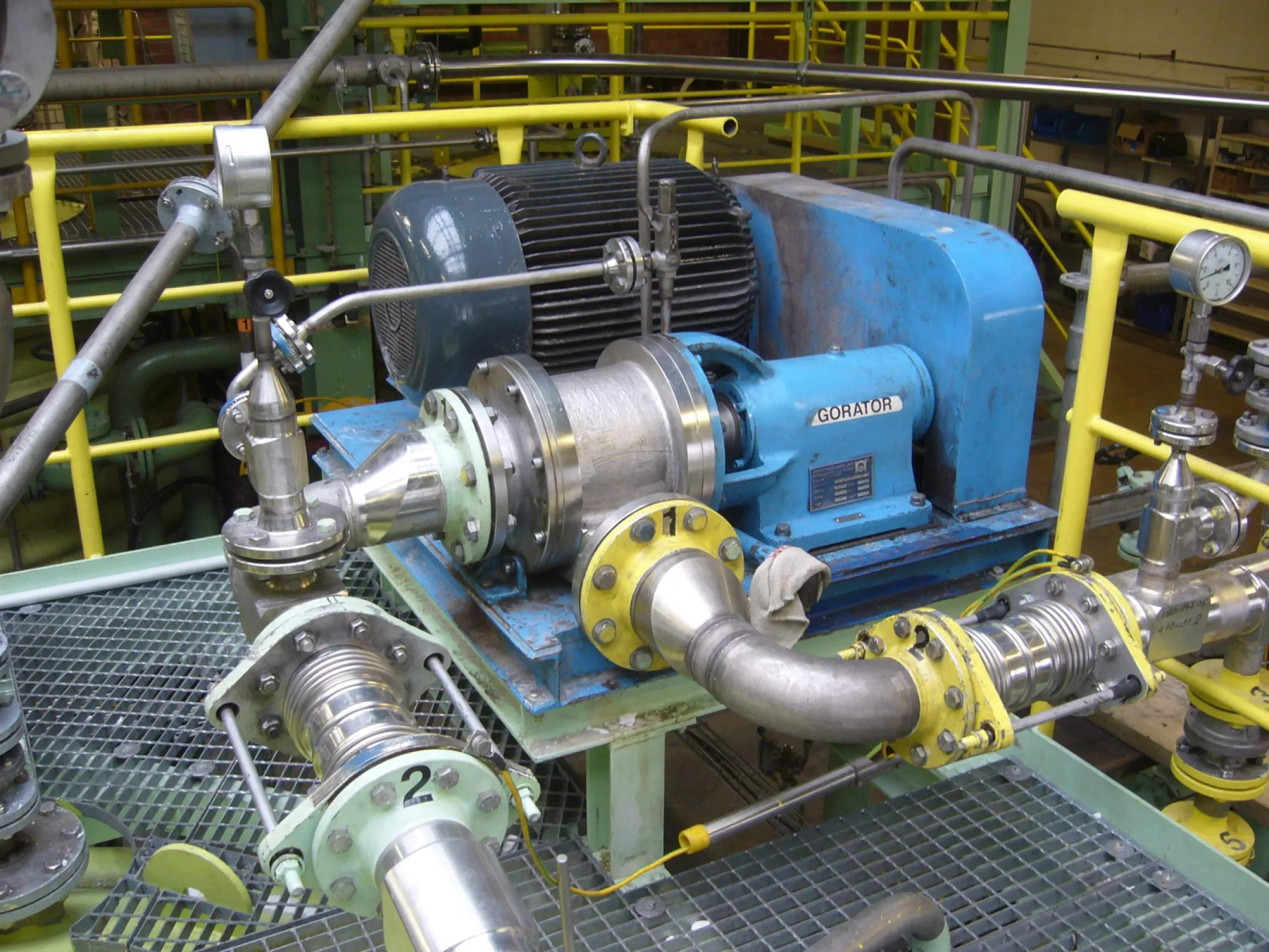 GORATOR® for homogenizing and grinding of agglomerates in acrylic acid