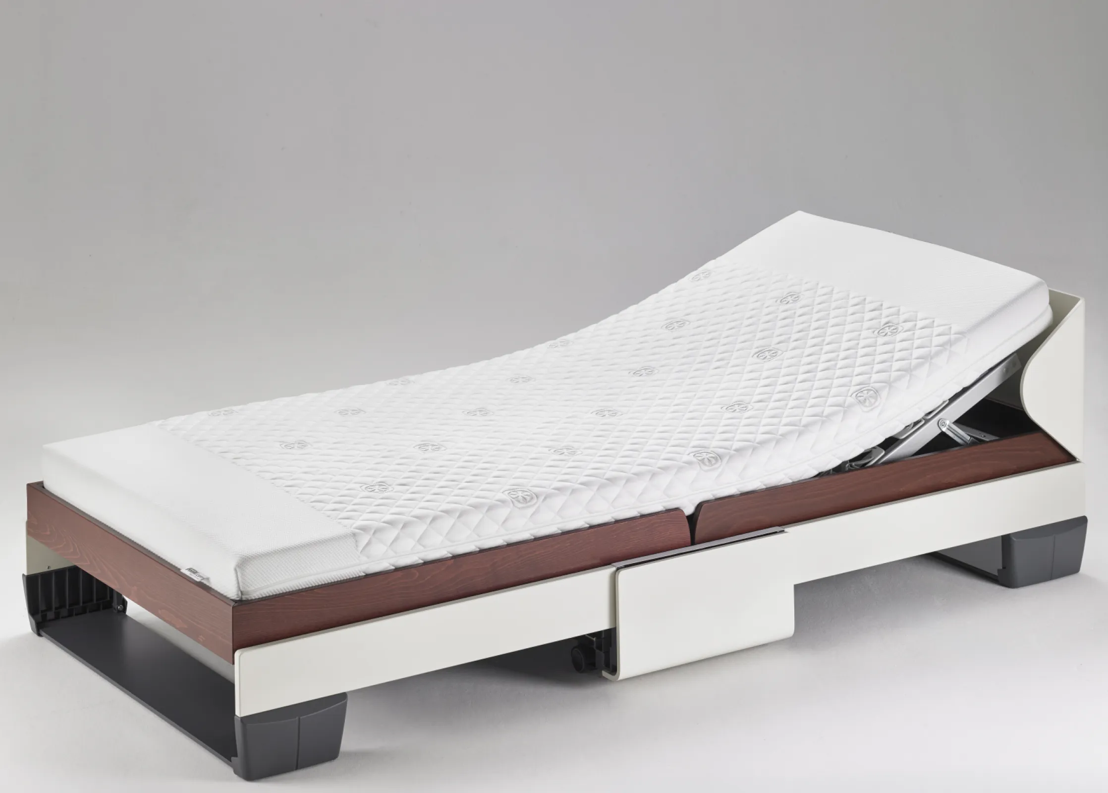 Relax + Fold – Premium Folding Bed with cold foam mattress (90x200cm).90 x 200 cm • Approx. 12 cm high • Firm hardness (H3) • Skin-friendly Tencel® cover, removable and washable up to 60° C, flame retardant • With integrated comfort lamellae thats provide noticeable pressure relief and healthy ventilation • Mould and housemite resistant Relax + Fold – Premium Folding Bed with cold foam mattress (90x200cm).90 x 200 cm • Approx. 12 cm high • Firm hardness (H3) • Skin-friendly Tencel® cover, removable and washable up to 60° C, flame retardant • With integrated comfort lamellae thats provide noticeable pressure relief and healthy ventilation • Mould and housemite resistant