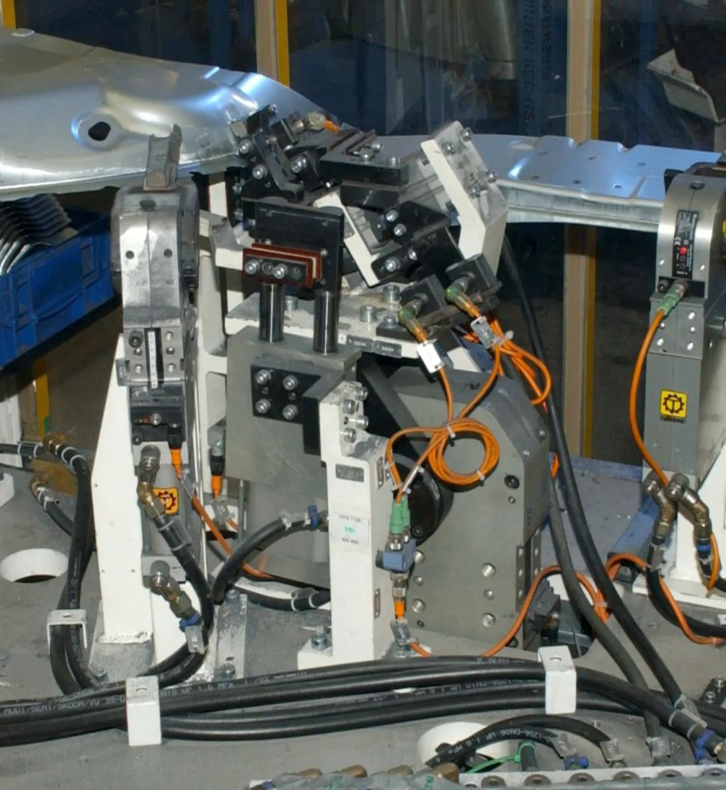 SZK 40.1 Tuenkers retractable locating pin in a body in white fixture