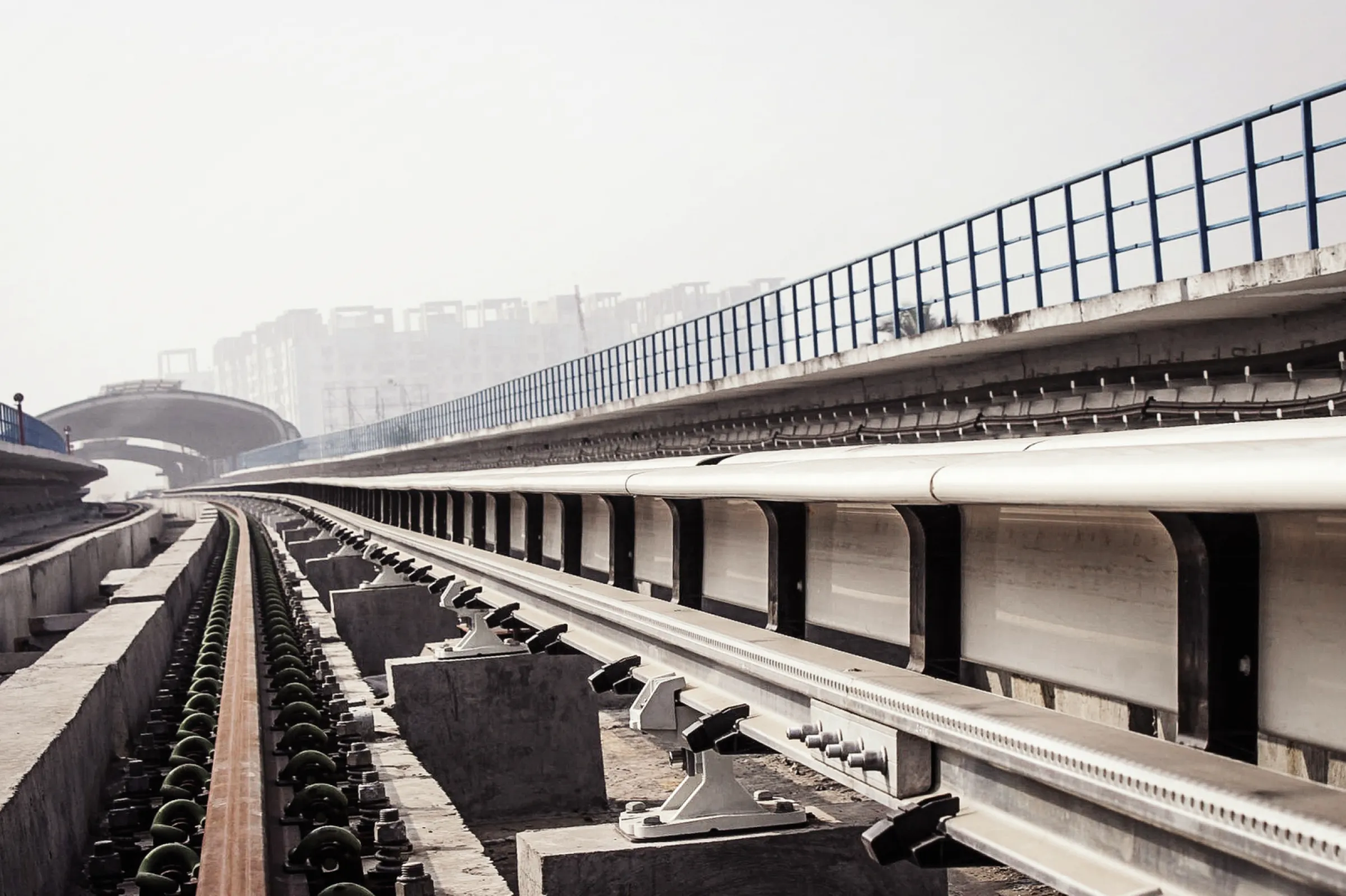 Kolkata (IND) - Top contact power rail