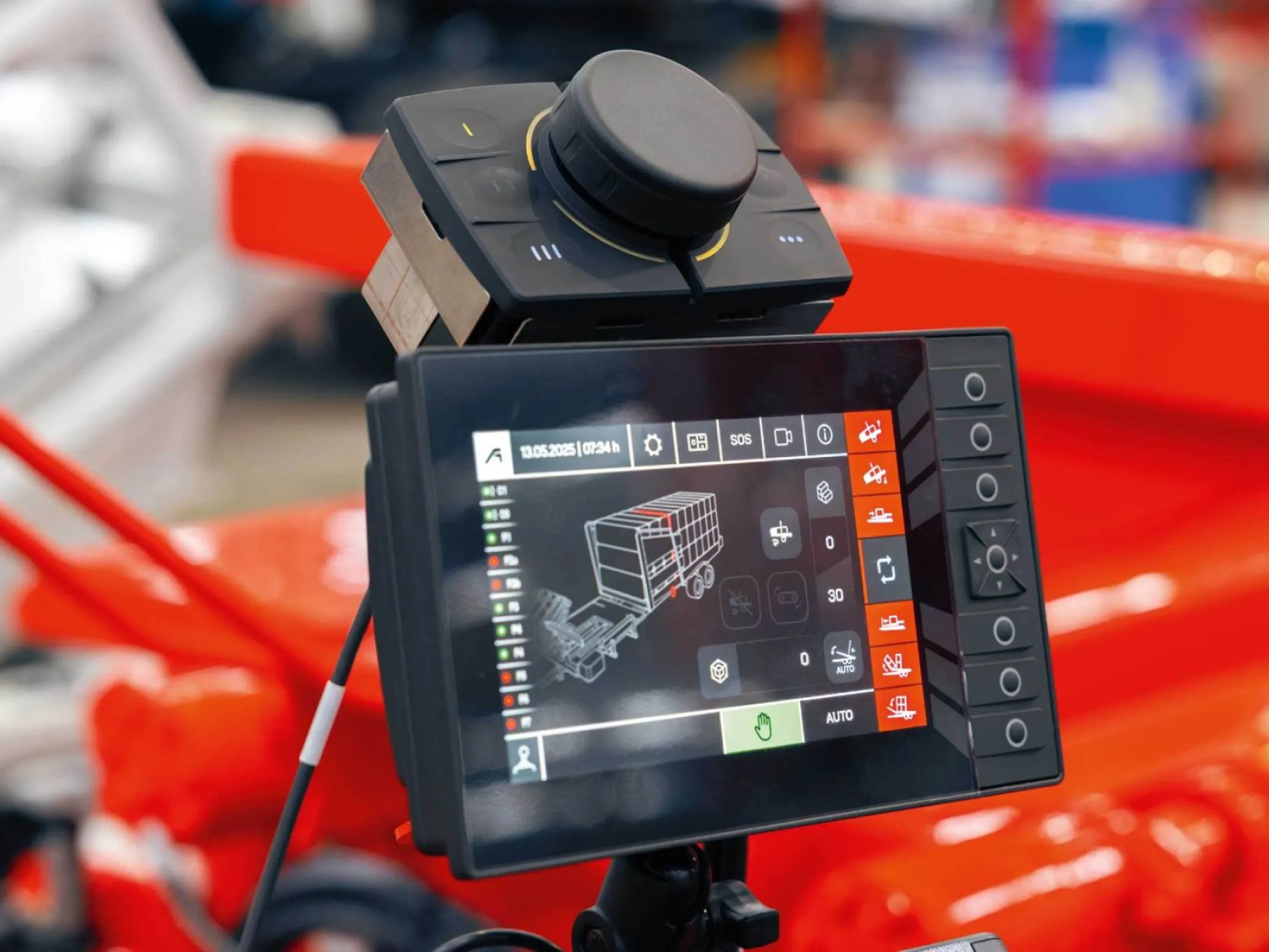 The robust HMI display and control panel from ifm ensure an optimal overview and easy operation in the tractor cab.