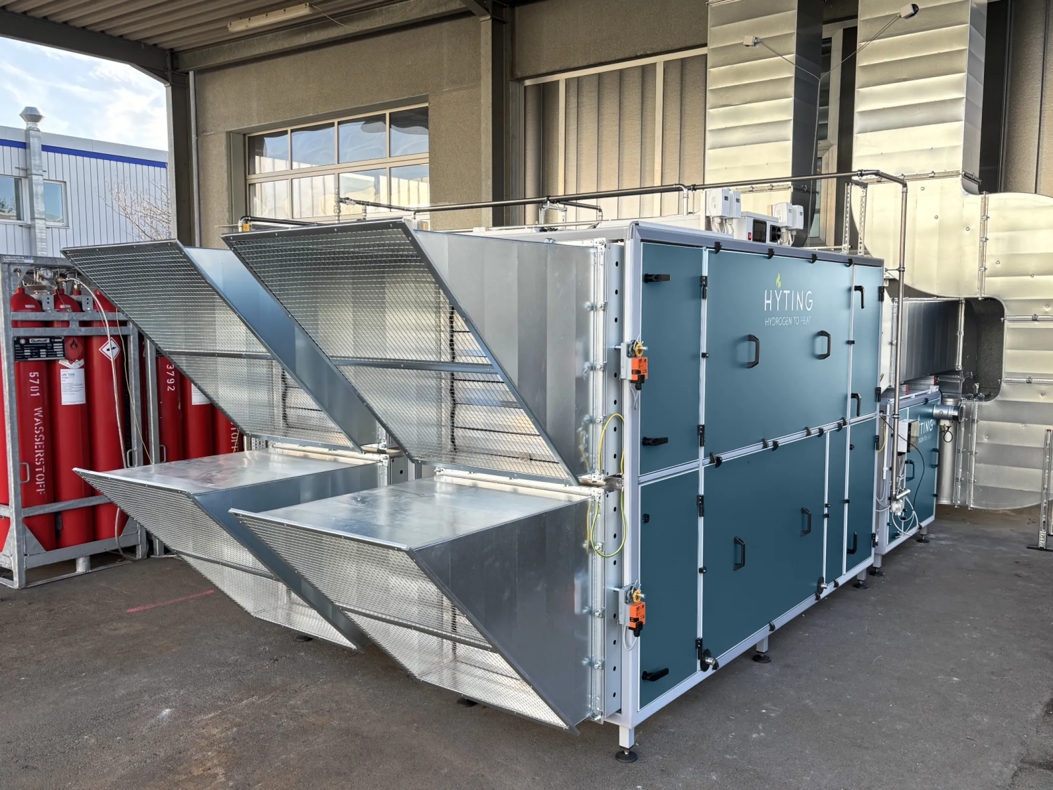 Installation of HYTING AHU with integrated H2 heat register (2x 40kW), works in hybrid with heat pump, covers peak loads