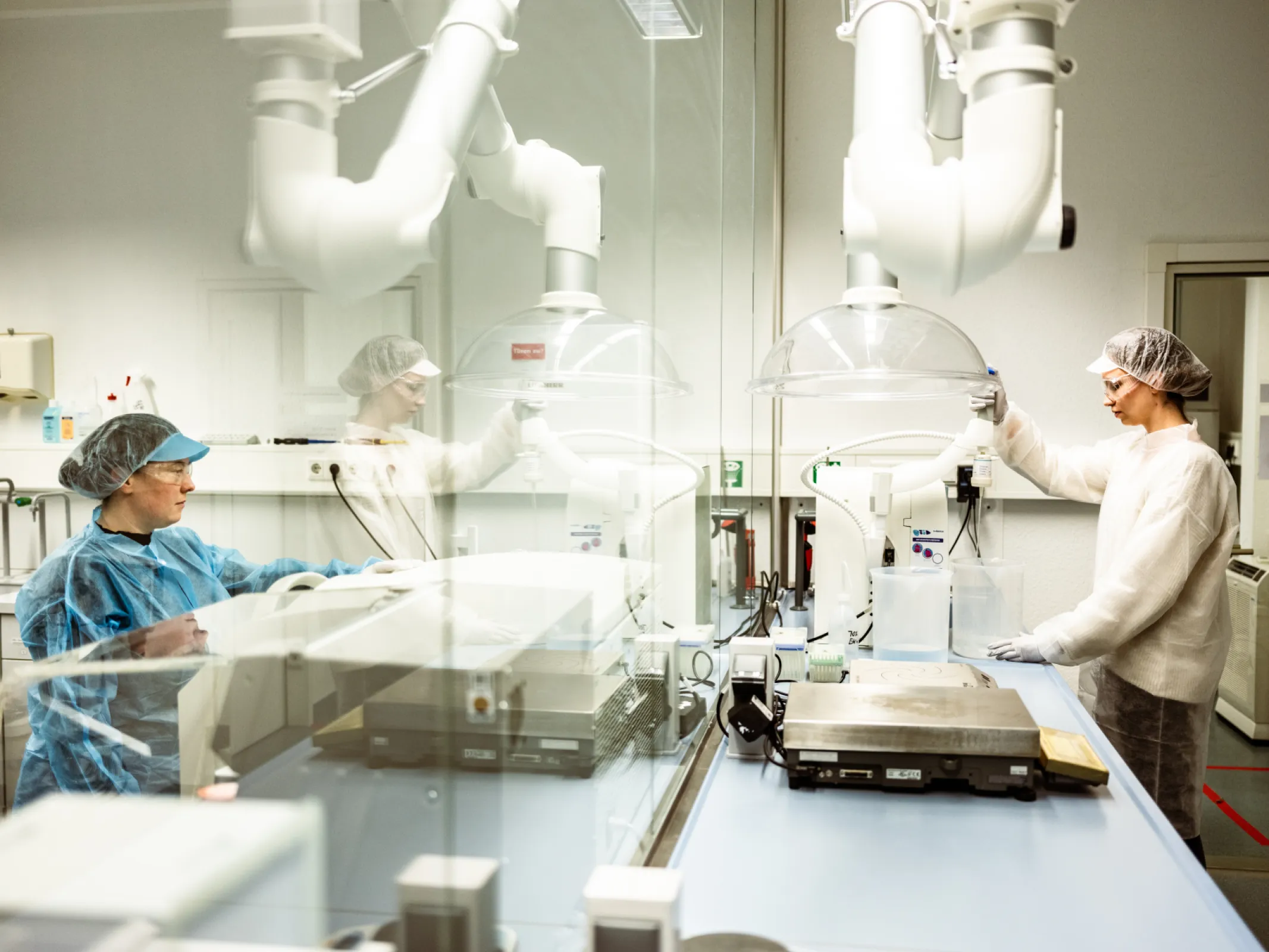 Besides custom DNA manufacturing our portfolio includes different services such as GMP-compliant storage or the CGE-based analysis of plasmid topologies.